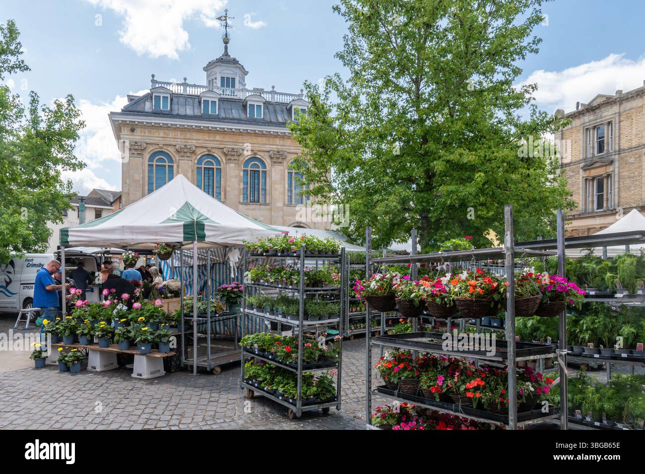 Stadtzentrum von Abingdon mit dem geschäftigen Monday Charter Market, der auf dem Market Place in Abingdon, Oxfordshire, England, Großbritannien stattfindet Stockfoto
