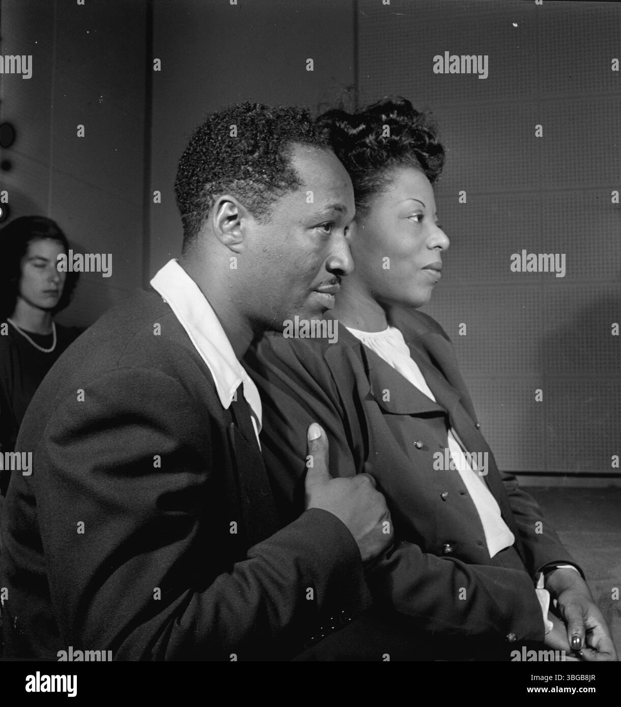 Porträt des Gitarristen Josh White und Mary Lou Williams im WMCA, New York, im Oktober 1947. Mary Lou Williams (* 8. Mai 1910 – 28. Mai 1981 in Mary Elfrieda Scruggs) war eine US-amerikanische Jazzpianistin, Arrangeurin und Komponistin. Sie schrieb Hunderte von Kompositionen und Arrangements und nahm mehr als hundert Schallplatten auf. Joshua Daniel White (* 11. Februar 1914 – 5. September 1969) war ein US-amerikanischer Sänger, Gitarrist, Songwriter, Schauspieler und Bürgerrechtler. In den 1930er Jahren nahm er auch unter den Namen Pinewood Tom und Tippy Barton auf Foto von William Gottlieb Stockfoto