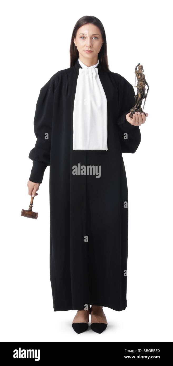 Richter mit Hammer und Figur von Lady Justice auf weißem Hintergrund Stockfoto