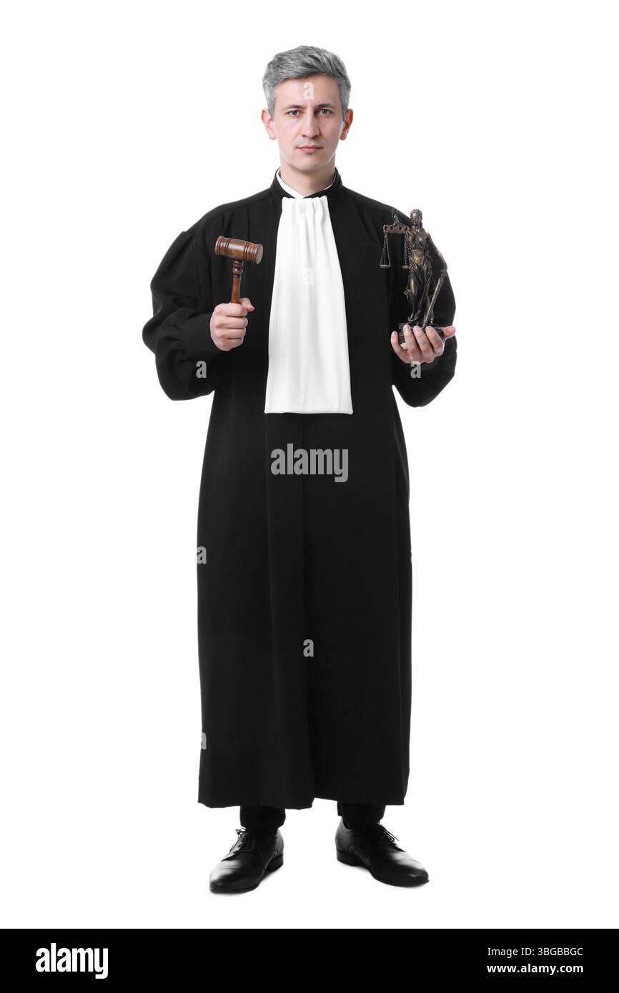 Richter mit Hammer und Statue von Lady Justice auf weißem Hintergrund Stockfoto
