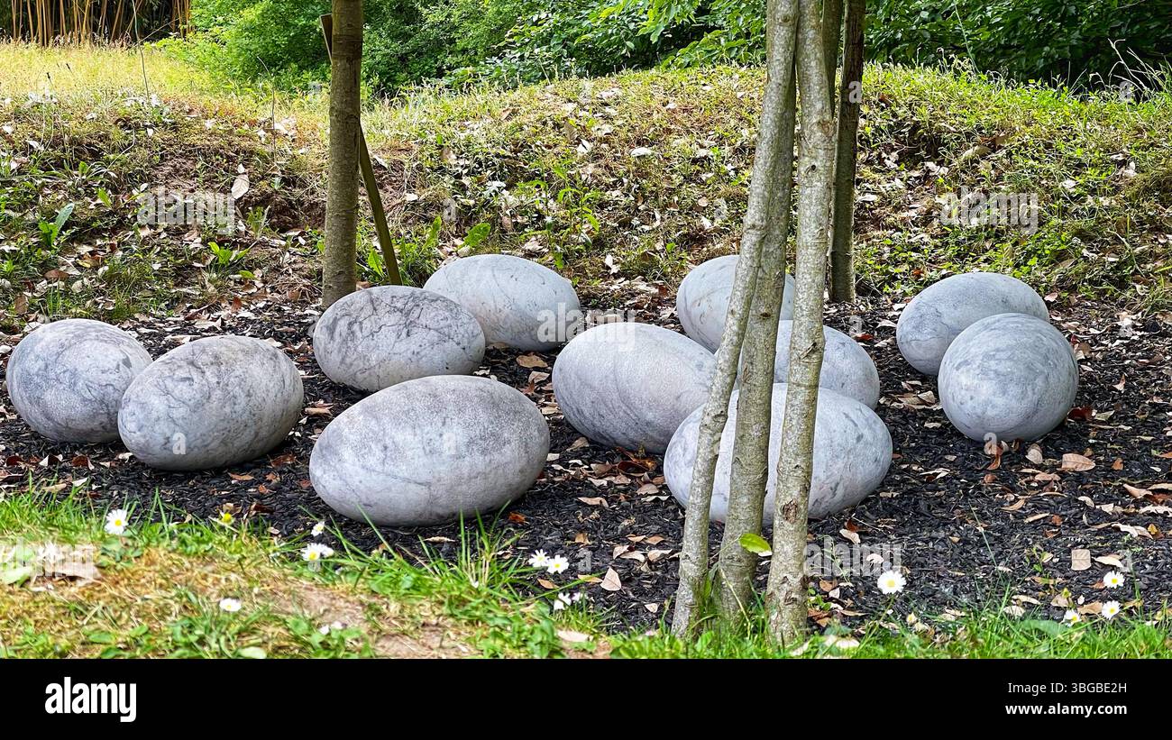 Die Volcano-Installation von Nils-Udo in der Saison d'Art, Domaine de Chaumont-sur-Loire, verwandelt natürliche Elemente in eine eindrucksvolle Skulpturenlandschaft Stockfoto