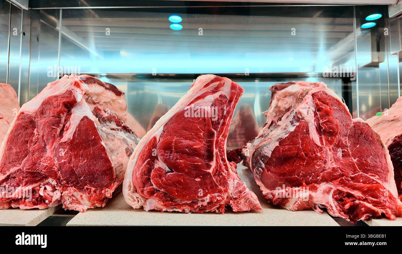 Rohe Stücke von rotem Rindfleisch, fertig für florentinisches Steak Stockfoto