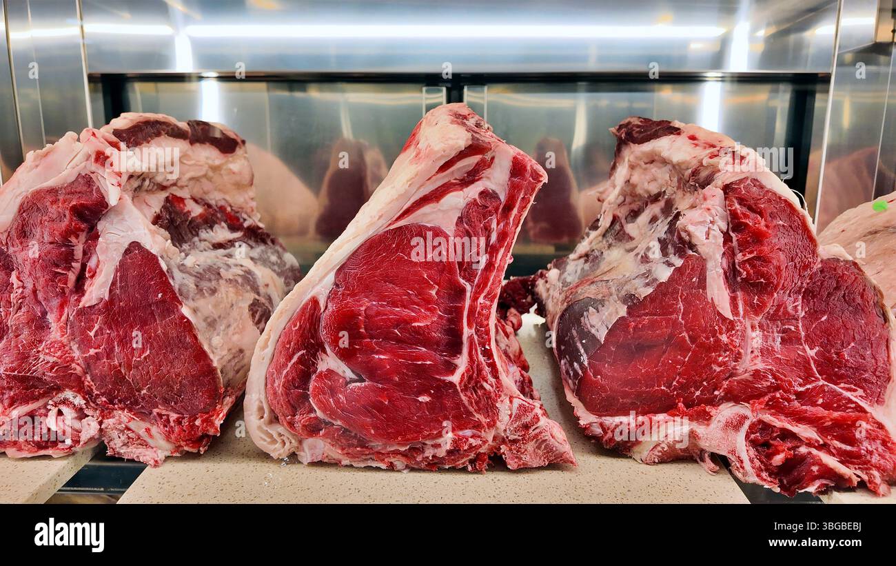 Rohe Stücke von rotem Rindfleisch, fertig für florentinisches Steak Stockfoto