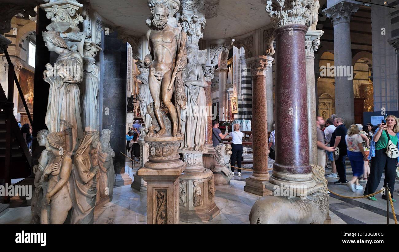 Pisa, Toskana, Italien: Detail aus dem Inneren der Kathedrale von Pisa, die Primatiale Kathedrale von Santa Maria Assunta, ist die Kathedrale der Erzdiözese Pis Stockfoto