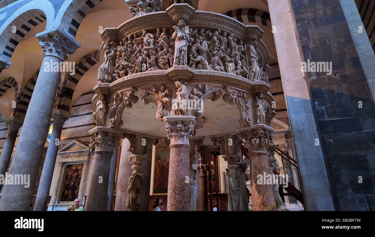 Pisa, Toskana, Italien: Detail aus dem Inneren der Kathedrale von Pisa, die Primatiale Kathedrale von Santa Maria Assunta, ist die Kathedrale der Erzdiözese Pis Stockfoto