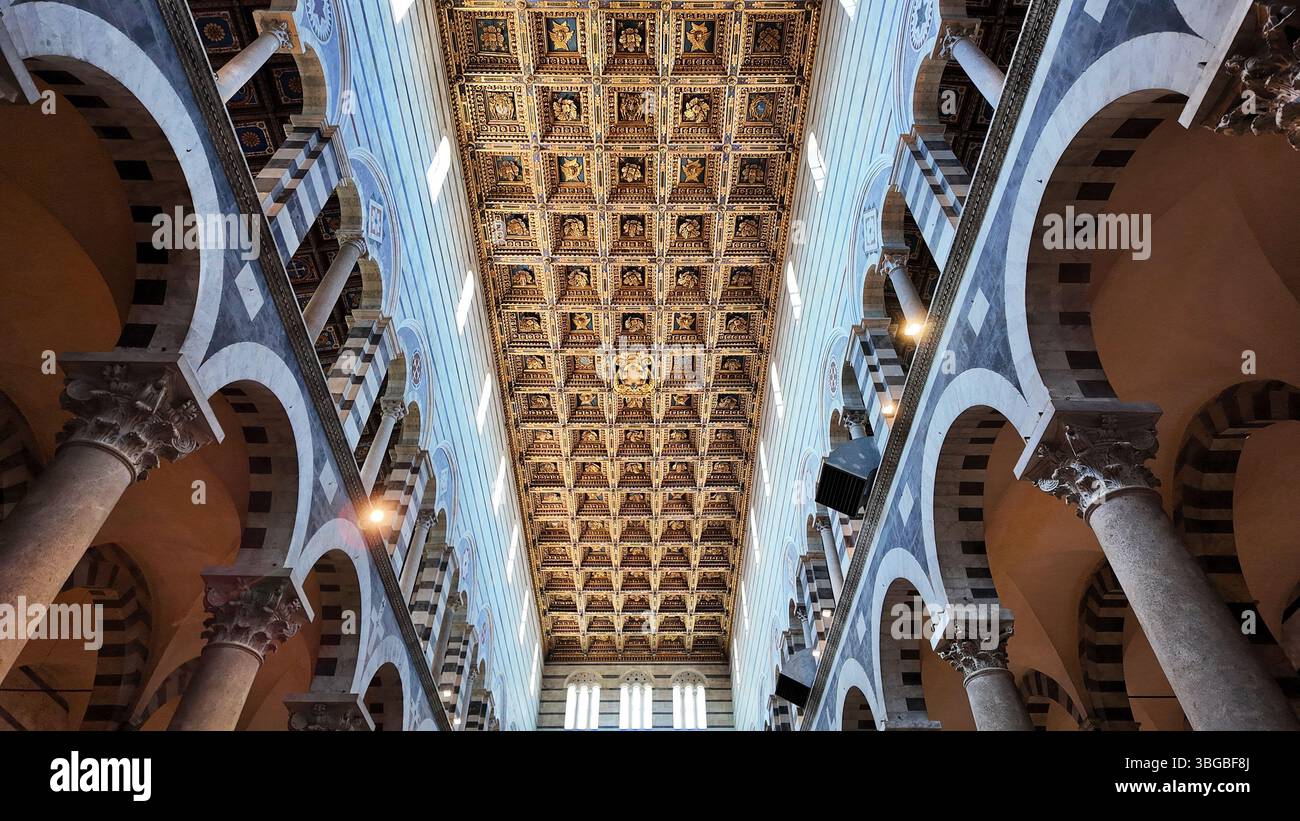 Pisa, Toskana, Italien: Detail aus dem Inneren der Kathedrale von Pisa, die Primatiale Kathedrale von Santa Maria Assunta, ist die Kathedrale der Erzdiözese Pis Stockfoto