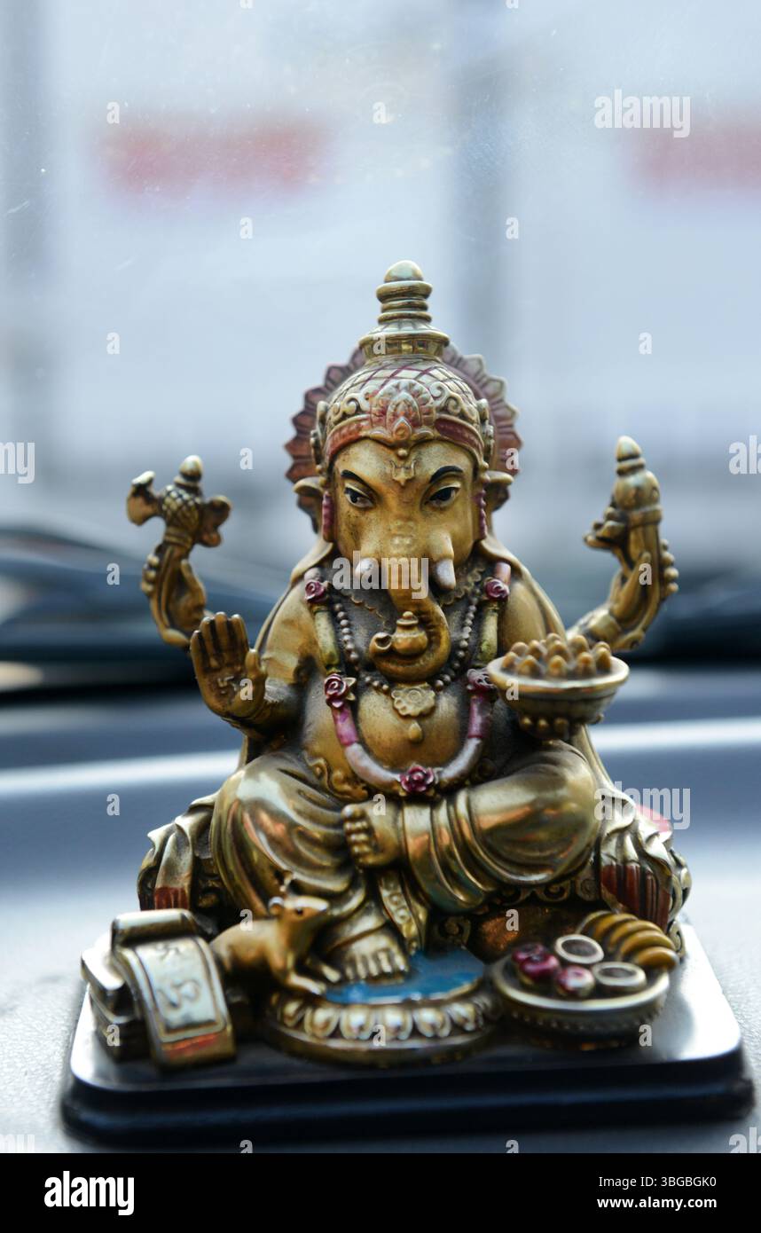 Eine kleine Statue von Ganesh auf dem Armaturenbrett eines Taxis in Kathmandu, Nepal. Stockfoto