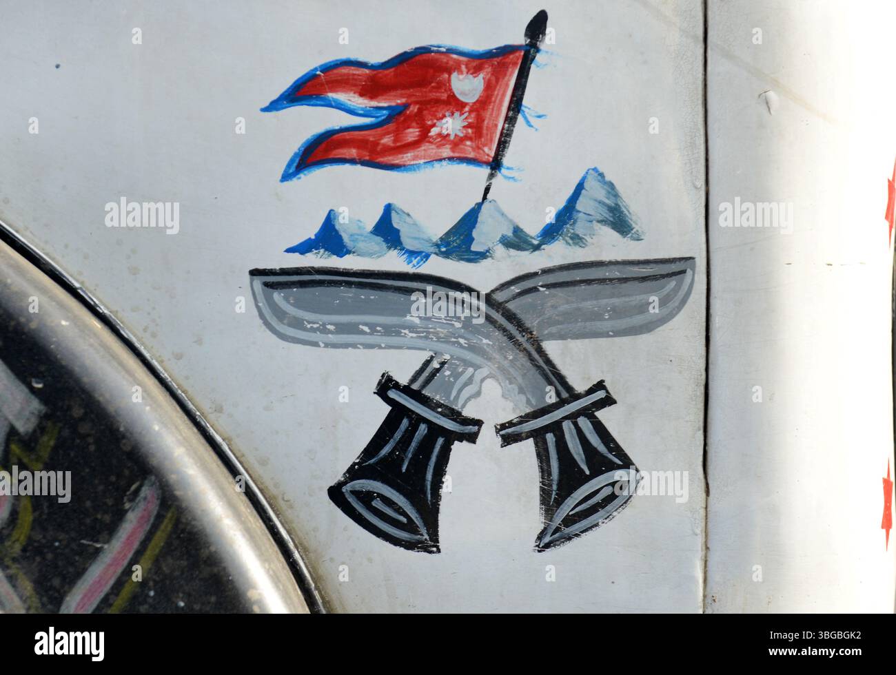 Das nationale Emblem Nepals, das auf einem Lastwagen gemalt ist. Stockfoto