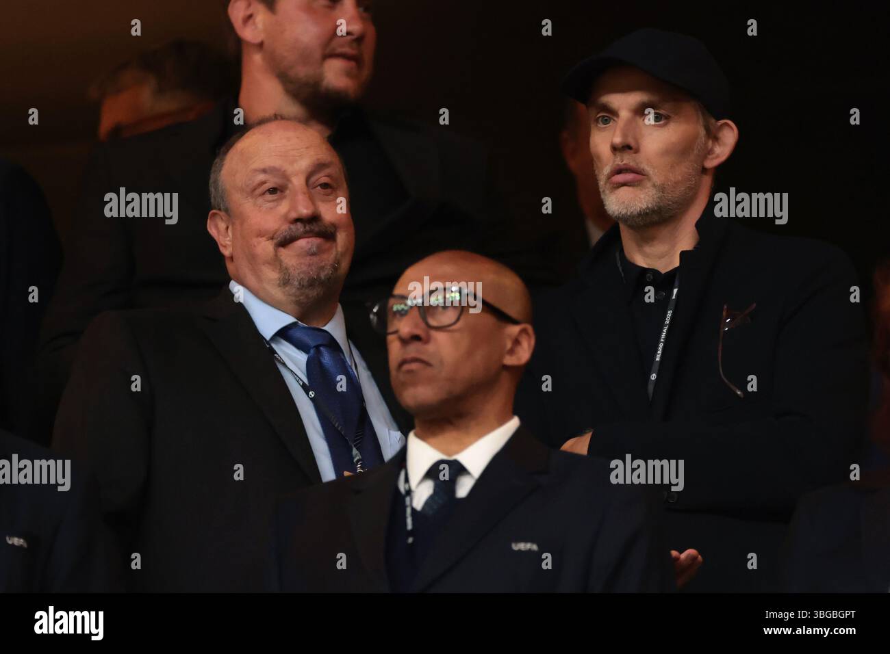 Bilbao, Spanien, 21. Mai 2025. Rafael Benitez reagiert mit dem englischen Cheftrainer Thomas Tuchel, als Philippe Diallo Präsident des französischen Fußballverbandes von der Tribüne aus zusieht, bevor er beim Endspiel der Tottenham Hotspur gegen Manchester United UEFA Europa League in San Mames, Bilbao, anfängt. Der Bildnachweis sollte lauten: Jonathan Moscrop / Sportimage Stockfoto