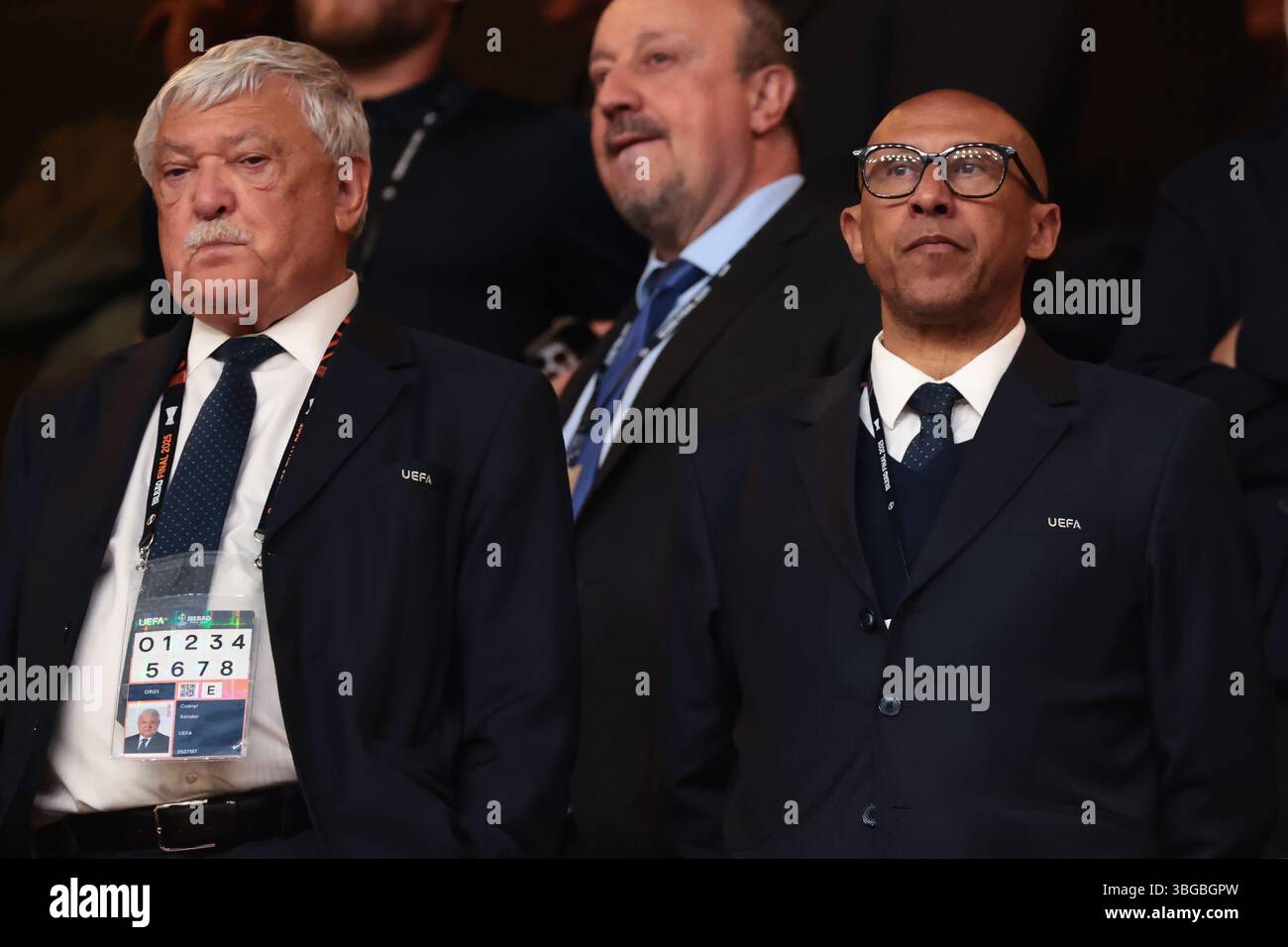 Bilbao, Spanien, 21. Mai 2025. Sandor Csanyi, Vizepräsident der UEFA, und Philippe Diallo, Präsident des französischen Fußballverbandes, schauen von der Tribüne zu, bevor sie beim Endspiel der Tottenham Hotspur gegen Manchester United UEFA Europa League in San Mames, Bilbao, antreten. Der Bildnachweis sollte lauten: Jonathan Moscrop / Sportimage Stockfoto