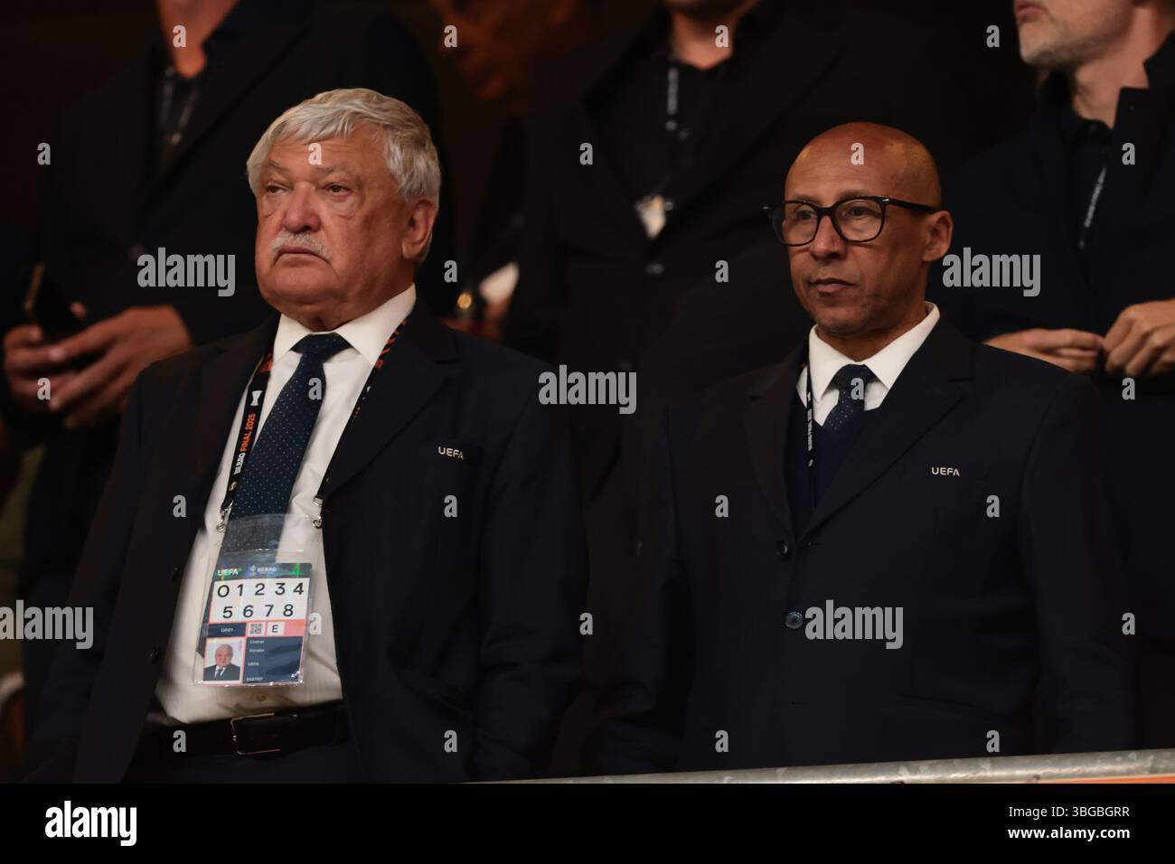 Bilbao, Spanien. Mai 2025. Sandor Csanyi, Vizepräsident der UEFA, und Philippe Diallo, Präsident des französischen Fußballverbandes, schauen von der Tribüne zu, bevor sie beim Endspiel der Tottenham Hotspur gegen Manchester United UEFA Europa League in San Mames, Bilbao, antreten. Der Bildnachweis sollte lauten: Jonathan Moscrop/Sportimage Credit: Sportimage Ltd/Alamy Live News Stockfoto