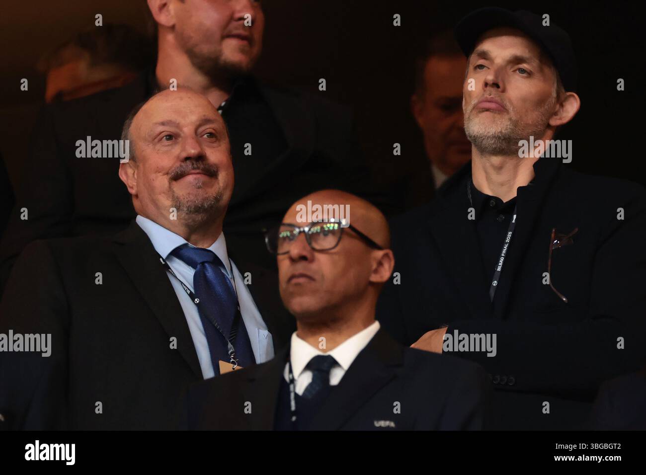 Bilbao, Spanien, 21. Mai 2025. Rafael Benitez reagiert mit dem englischen Cheftrainer Thomas Tuchel, als Philippe Diallo Präsident des französischen Fußballverbandes von der Tribüne aus zusieht, bevor er beim Endspiel der Tottenham Hotspur gegen Manchester United UEFA Europa League in San Mames, Bilbao, anfängt. Der Bildnachweis sollte lauten: Jonathan Moscrop / Sportimage Stockfoto