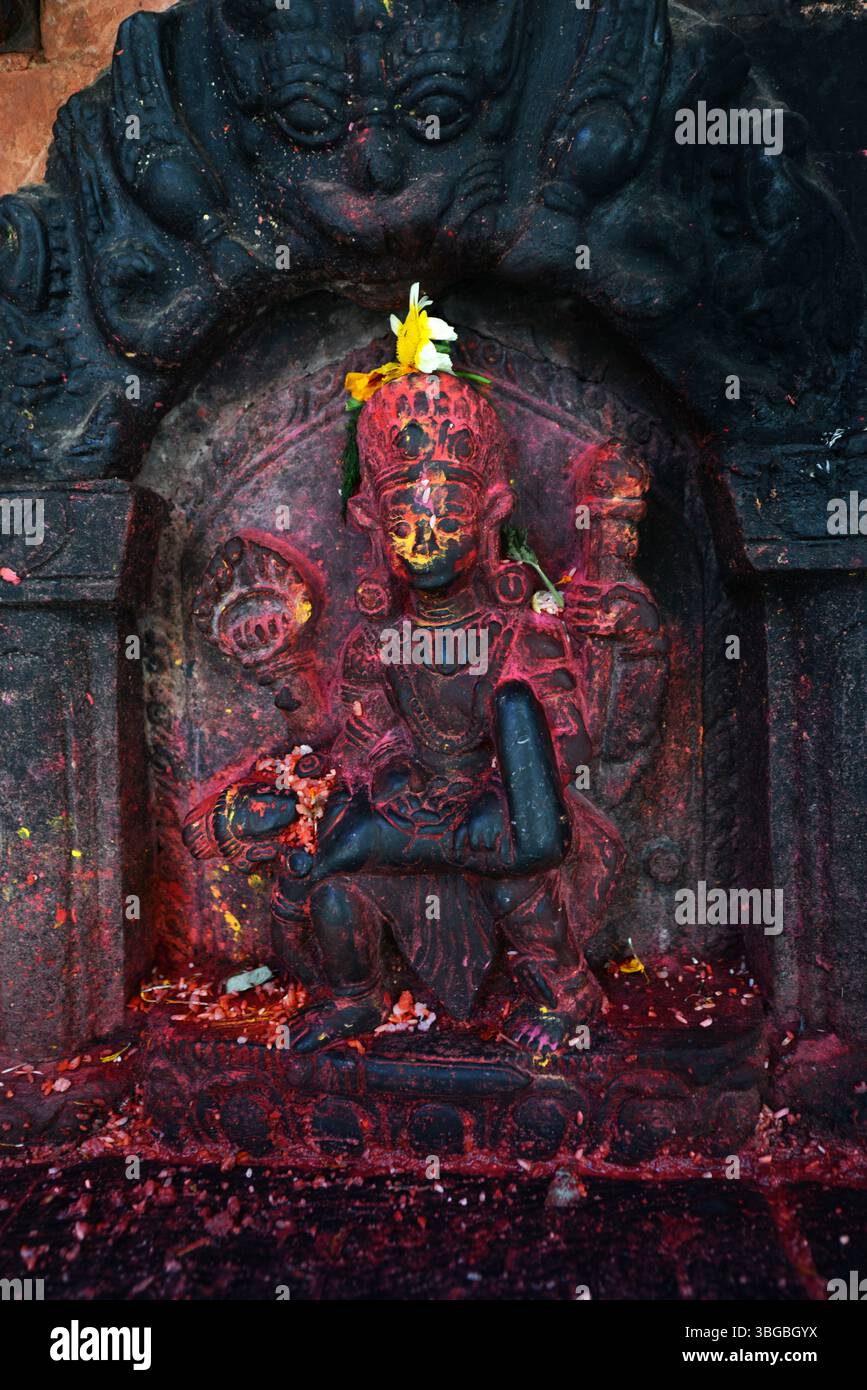 Ein Hindugott-Relief im Wakupati Narayan Tempel in Bhaktapur, Nepal. Stockfoto