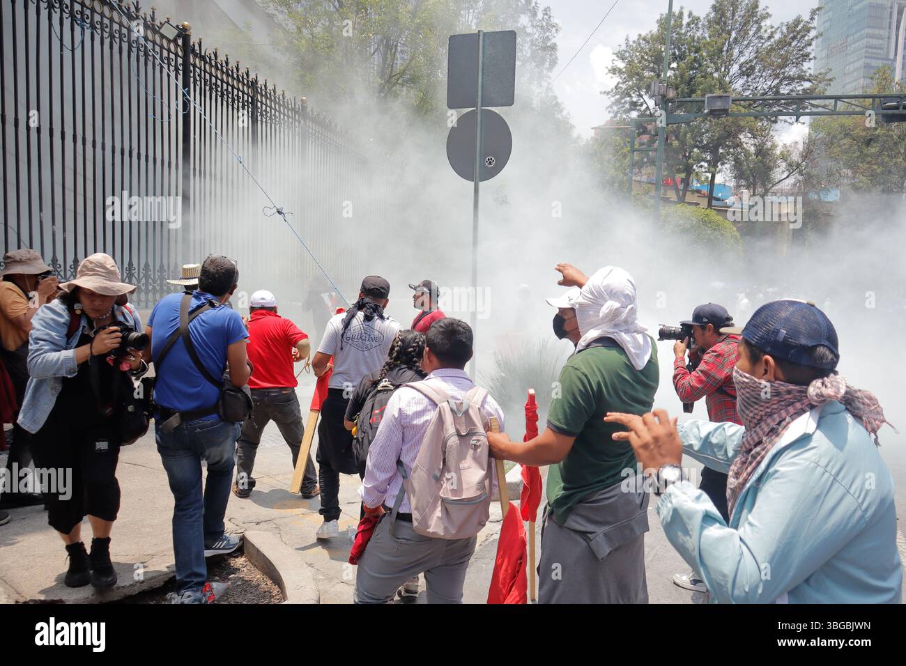 Mexiko-Stadt, Mexiko. Juni 2025. Lehrkräfte, die dem Nationalen Koordinierungsausschuss der Erziehungskräfte (CNTE) angehören, fordern Aufstände im Innenministerium, die die Aufhebung der Bildungsreform von 2019 und eine Erhöhung des Grundgehalts um 100 % fordern. Am 4. Juni 2025 in Mexiko-Stadt. (Foto: Carlos Santiago/ Credit: Eyepix Group/Alamy Live News Stockfoto