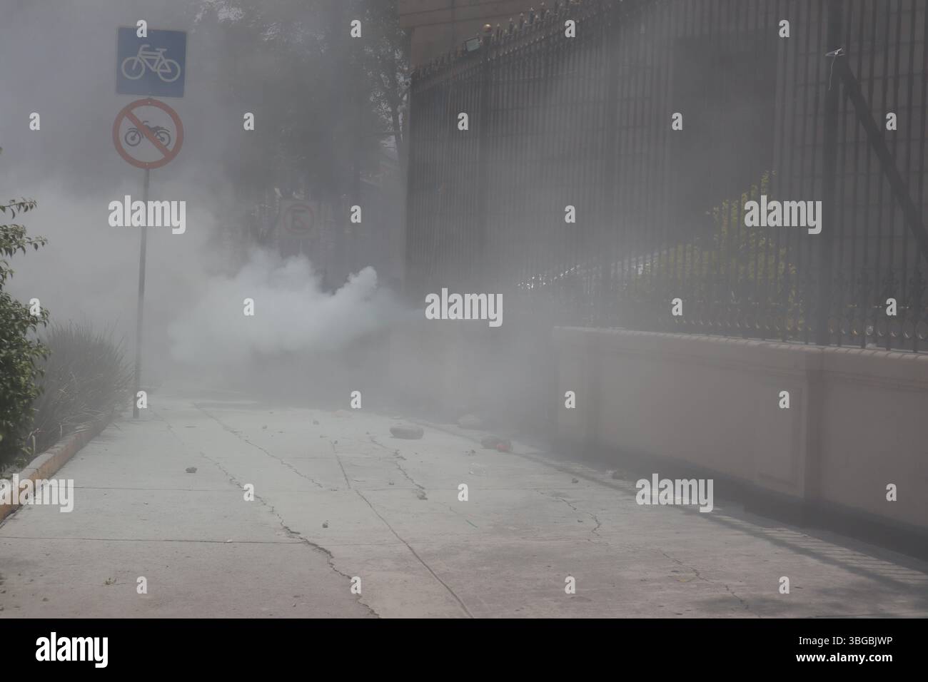 Mexiko-Stadt, Mexiko. Juni 2025. Lehrkräfte, die dem Nationalen Koordinierungsausschuss der Erziehungskräfte (CNTE) angehören, fordern Aufstände im Innenministerium, die die Aufhebung der Bildungsreform von 2019 und eine Erhöhung des Grundgehalts um 100 % fordern. Am 4. Juni 2025 in Mexiko-Stadt. (Foto: Carlos Santiago/ Credit: Eyepix Group/Alamy Live News Stockfoto