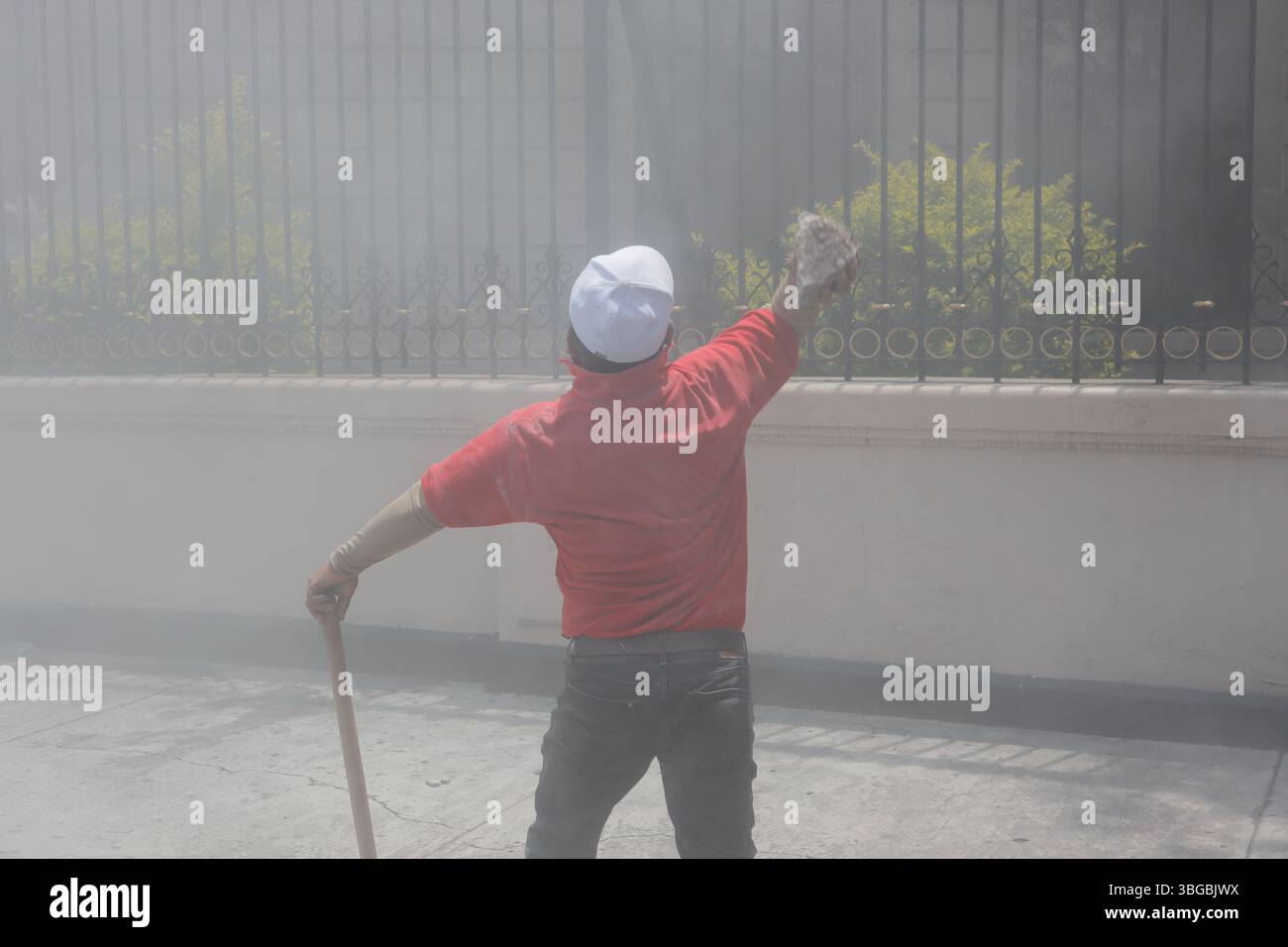 Mexiko-Stadt, Mexiko. Juni 2025. Lehrkräfte, die dem Nationalen Koordinierungsausschuss der Erziehungskräfte (CNTE) angehören, fordern Aufstände im Innenministerium, die die Aufhebung der Bildungsreform von 2019 und eine Erhöhung des Grundgehalts um 100 % fordern. Am 4. Juni 2025 in Mexiko-Stadt. (Foto: Carlos Santiago/ Credit: Eyepix Group/Alamy Live News Stockfoto