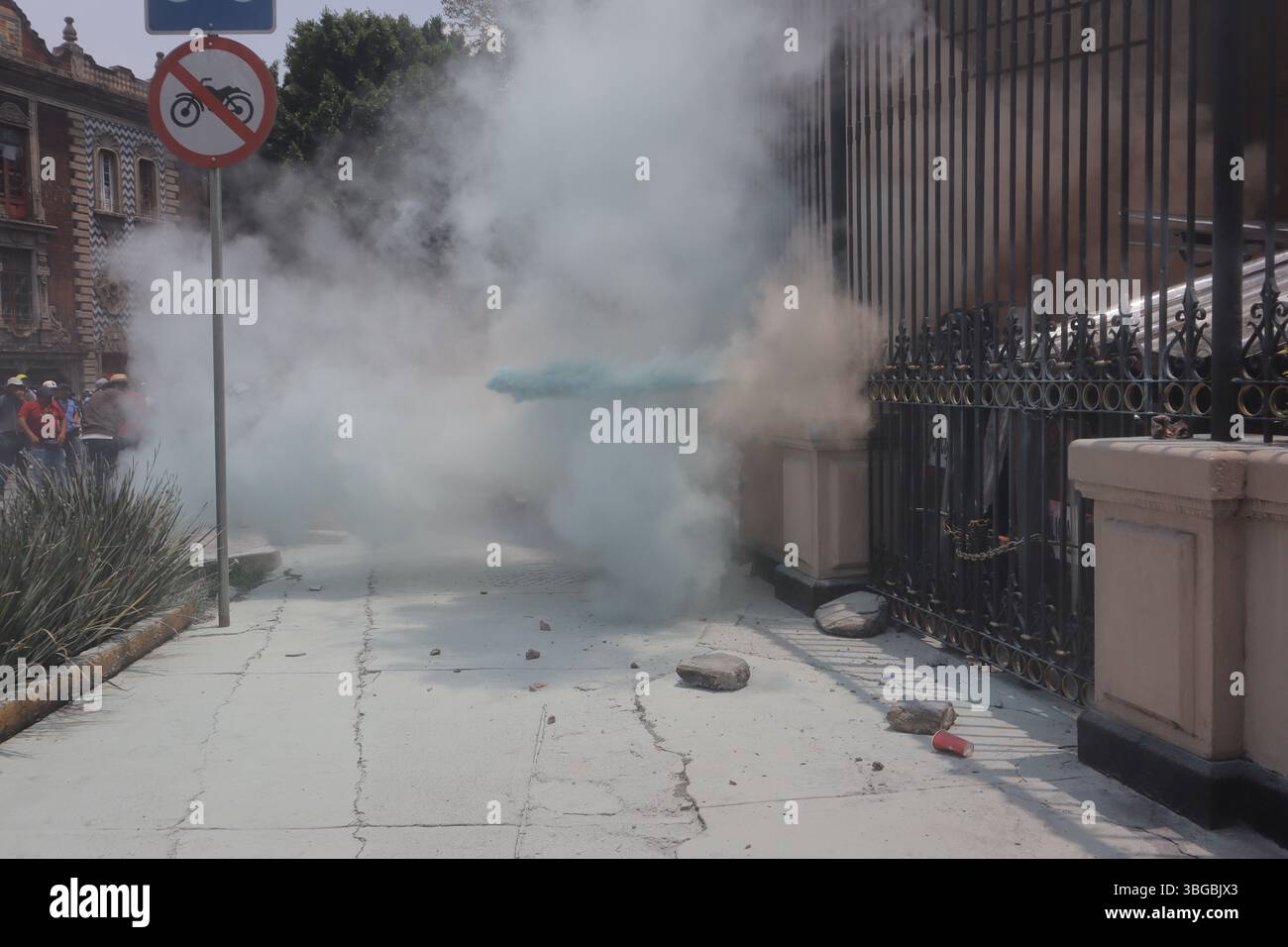 Mexiko-Stadt, Mexiko. Juni 2025. Lehrkräfte, die dem Nationalen Koordinierungsausschuss der Erziehungskräfte (CNTE) angehören, fordern Aufstände im Innenministerium, die die Aufhebung der Bildungsreform von 2019 und eine Erhöhung des Grundgehalts um 100 % fordern. Am 4. Juni 2025 in Mexiko-Stadt. (Foto: Carlos Santiago/ Credit: Eyepix Group/Alamy Live News Stockfoto