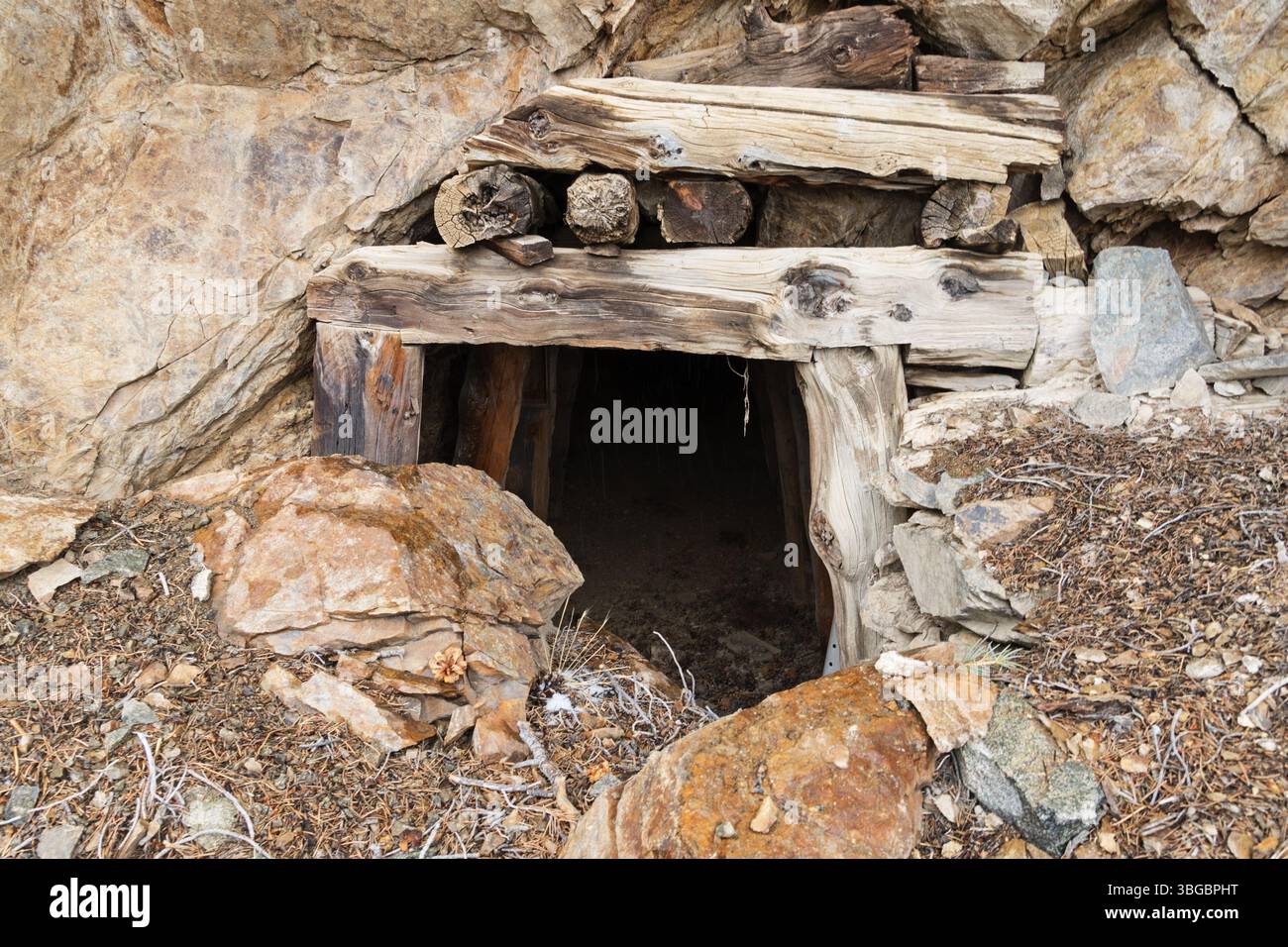 Old Keynot 2 Mineneingang in den Inyo Mountains mit Holzgerüst Stockfoto