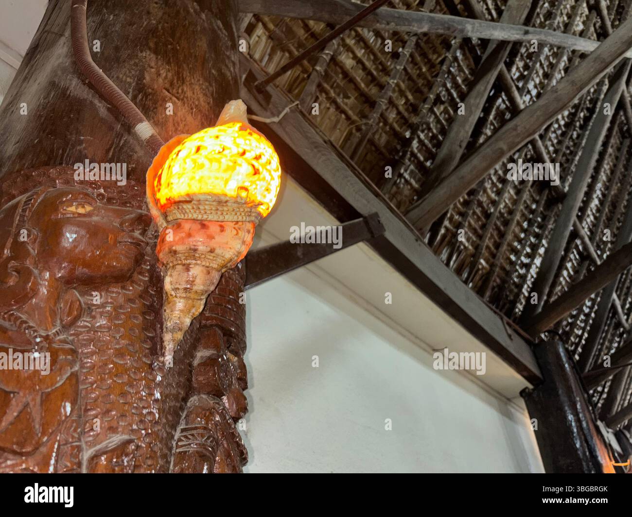 Lampenschirm aus Triton Shell, King Solomon Hotel, Honiara, Salomon Inseln. Keine PR Stockfoto
