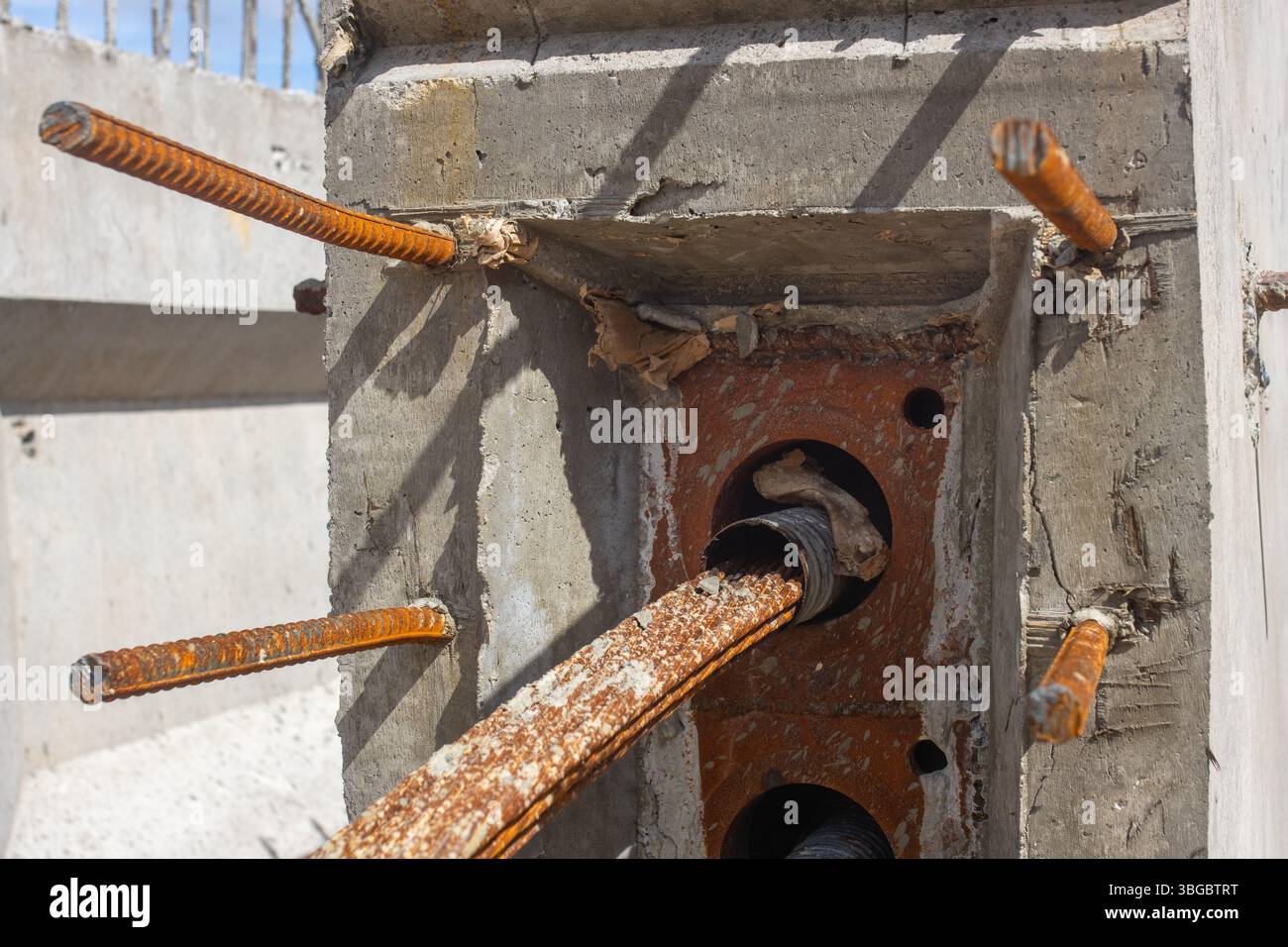 Aufbau (oberer Teil der Brücke). Der Aufbau dient der Übertragung der Last von Fahrzeugen und Fußgängern auf die Stützen Stockfoto