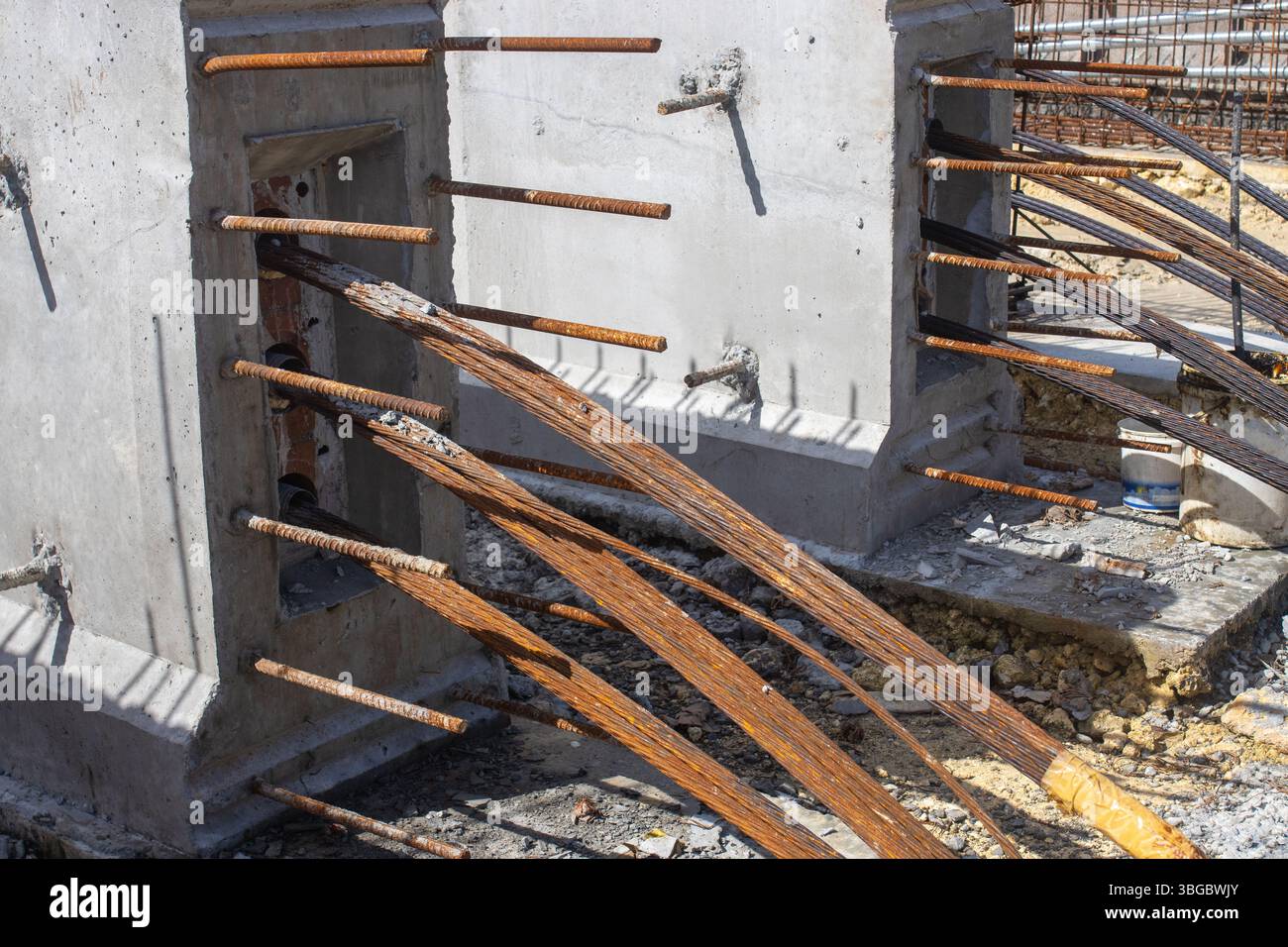 Aufbau (oberer Teil der Brücke). Der Aufbau dient der Übertragung der Last von Fahrzeugen und Fußgängern auf die Stützen Stockfoto