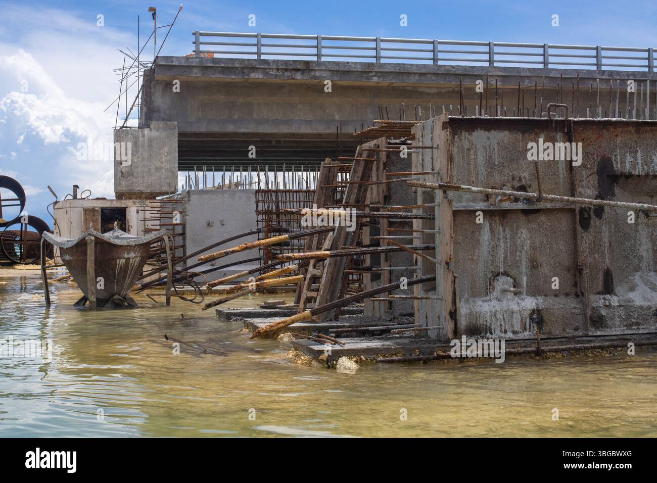 Aufbau (oberer Teil der Brücke). Der Aufbau dient der Übertragung der Last von Fahrzeugen und Fußgängern auf die Stützen Stockfoto