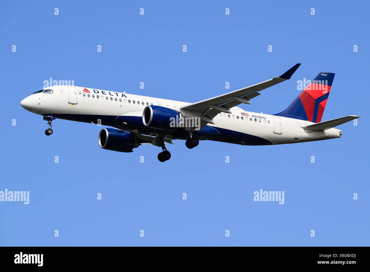 SeaTac, WA, USA - 18. Mai 2025; Delta Air Lines Airbus A220-300 bei Endanflug isoliert am blauen Himmel Stockfoto