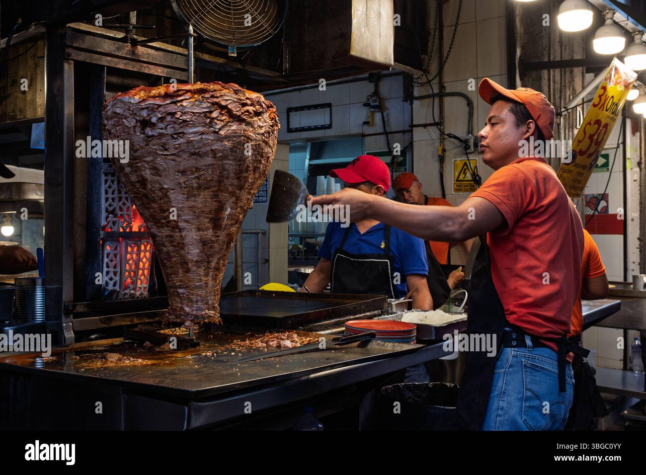 Mann, der sich um Shawarma kümmert, im Restaurant, Centro Mexico City, Mexiko Stockfoto