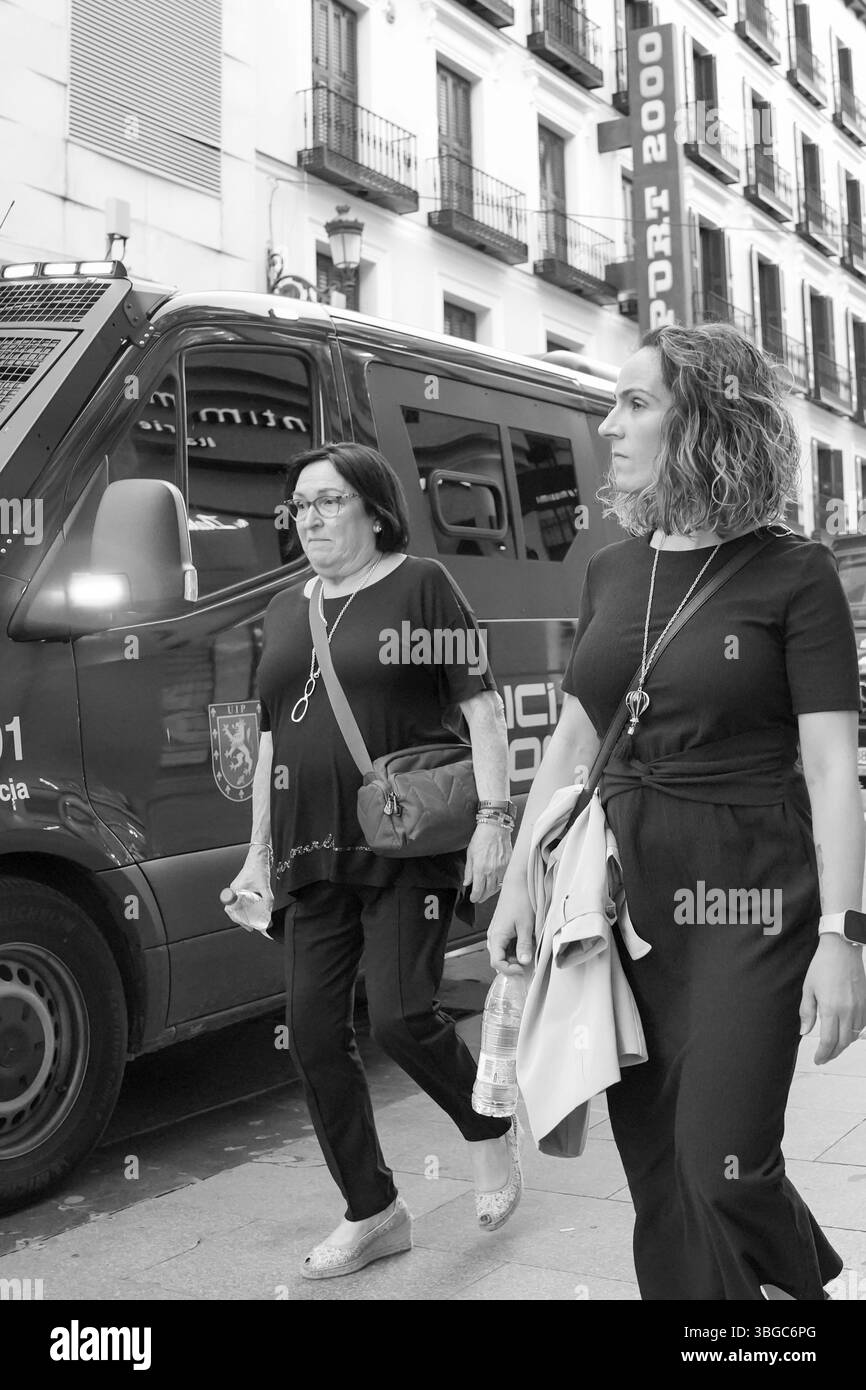 Madrid, Spanien - 23. Mai 2025: Der friedliche Remigración (Remigration) märz zieht mehr als 200 Teilnehmer an und ruft starke Forderungen zu Migration, Identität und Souveränität auf Stockfoto