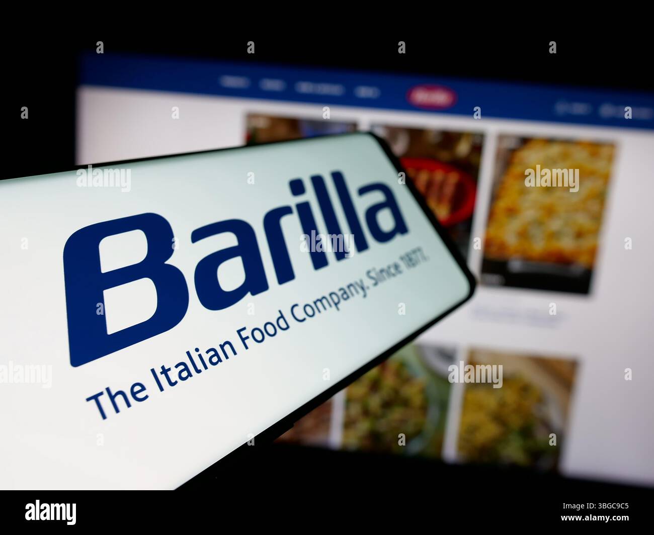 In dieser Abbildung ist ein Smartphone mit dem Logo des italienischen Lebensmittelunternehmens Barilla auf dem Bildschirm vor der Website zu sehen. Stockfoto