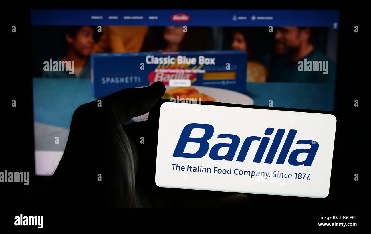 In dieser Abbildung hält eine Person ein Mobiltelefon mit dem Logo des italienischen Lebensmittelunternehmens Barilla auf dem Bildschirm vor der Webseite. (Foto von Timon Schneider / SOPA Images/SIPA USA) *** ausschließlich für redaktionelle Nachrichtenzwecke *** Stockfoto