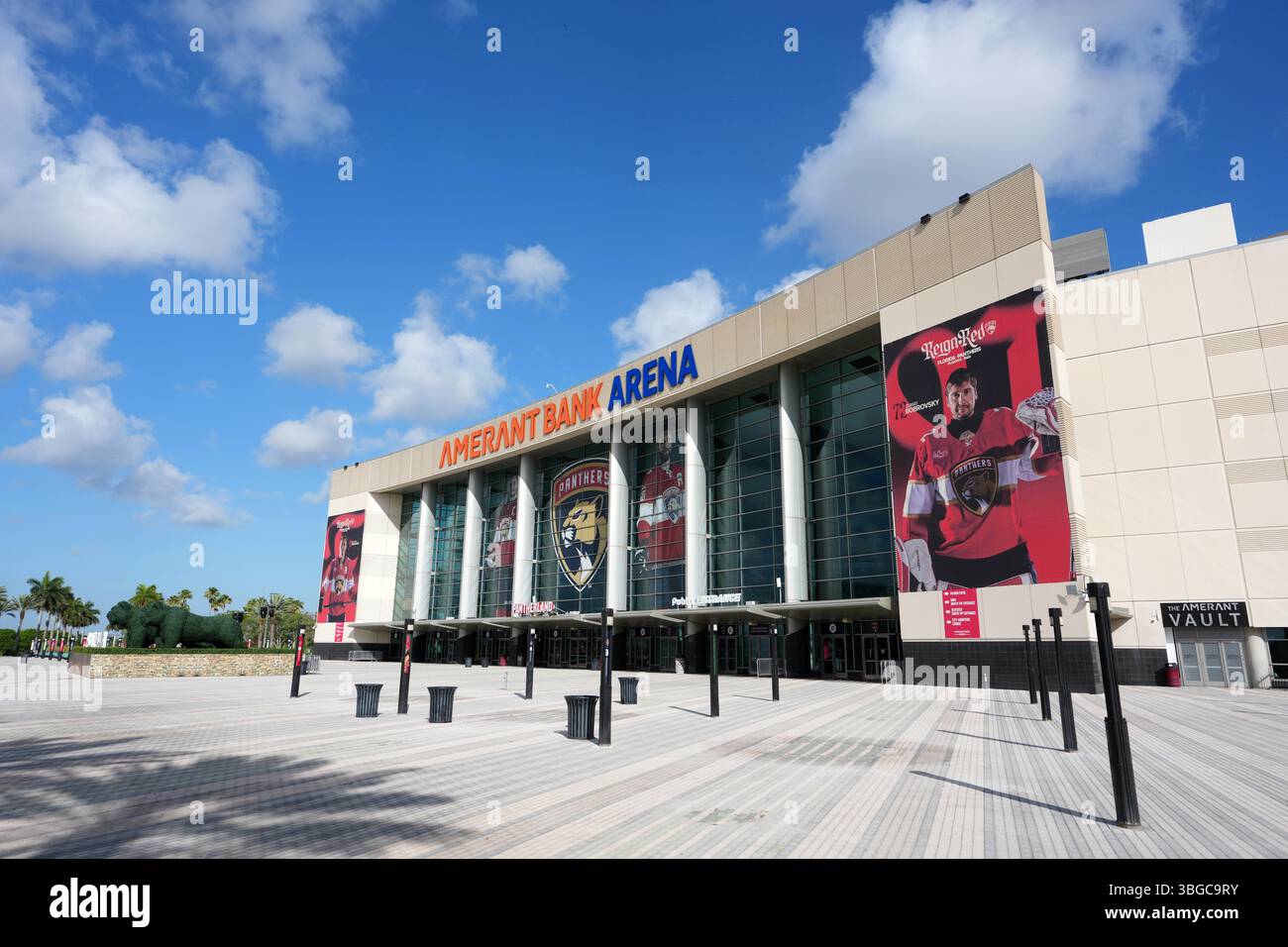 Eine allgemeine Ansicht des Florida Panthers-Logos auf der Fassade der Amerant Bank Arena, Samstag, 3. Mai 2025, in Sunrise, Fla. Stockfoto