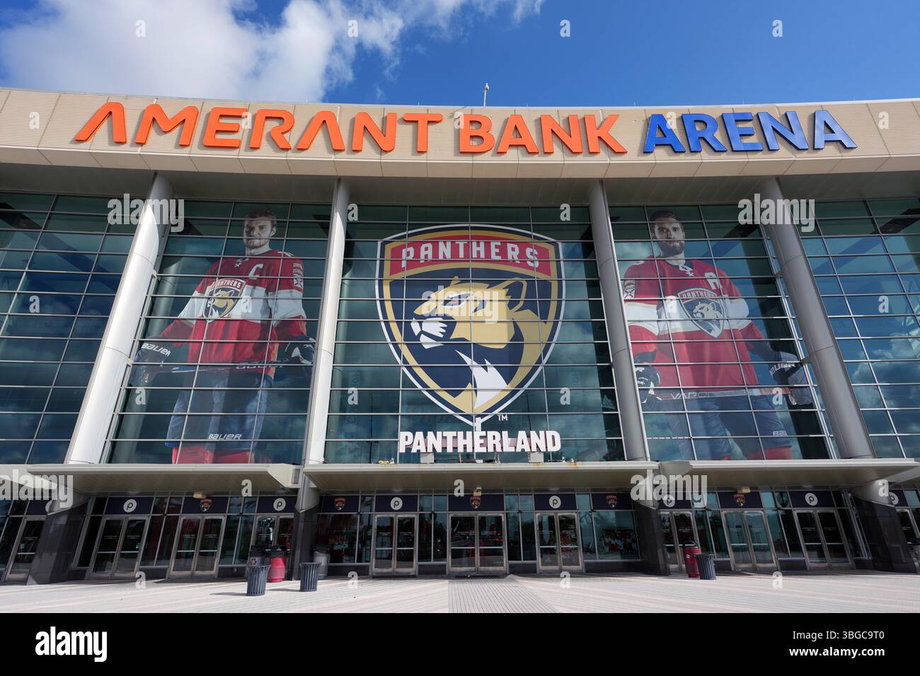 Eine allgemeine Ansicht des Florida Panthers-Logos auf der Fassade der Amerant Bank Arena, Samstag, 3. Mai 2025, in Sunrise, Fla. Stockfoto