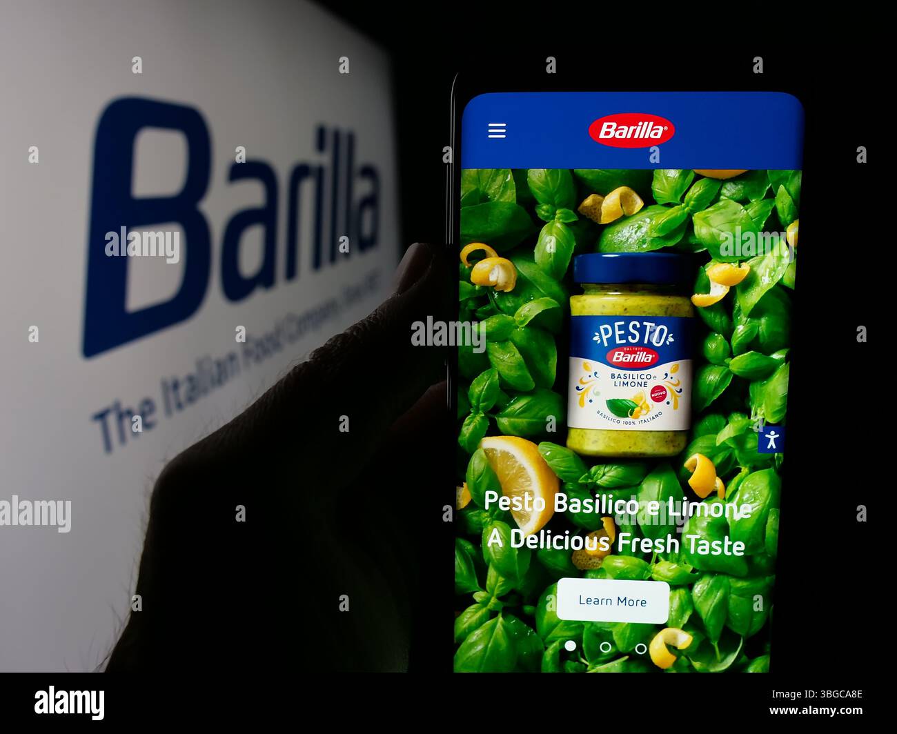 Deutschland. Mai 2025. In dieser Abbildung hält eine Person ein Smartphone mit der Webseite des italienischen Lebensmittelunternehmens Barilla auf dem Bildschirm vor dem Logo. (Credit Image: © Timon Schneider/SOPA Images via ZUMA Press Wire) NUR REDAKTIONELLE VERWENDUNG! Nicht für kommerzielle ZWECKE! Stockfoto