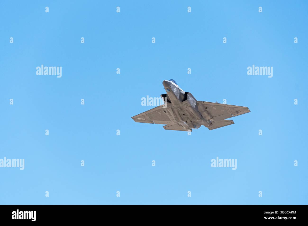 US Navy Lockheed Martin F-35C Lightning Carrier Stealth Fighter Flugzeug fliegt über Stockfoto