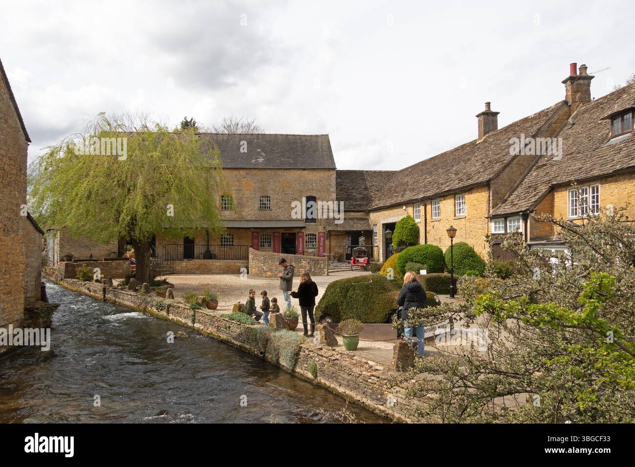River Windrush, Motor Museum, Bourton-on-the-Water, die Cotswolds, Gloucestershire, England, Großbritannien Stockfoto