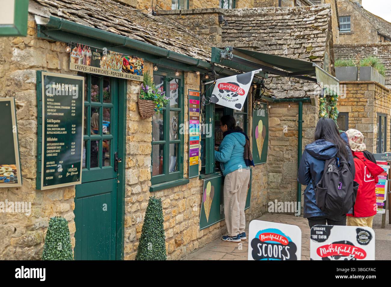 Kiosk, People, Bourton-on-the-Water, die Cotswolds, Gloucestershire, England, Großbritannien Stockfoto