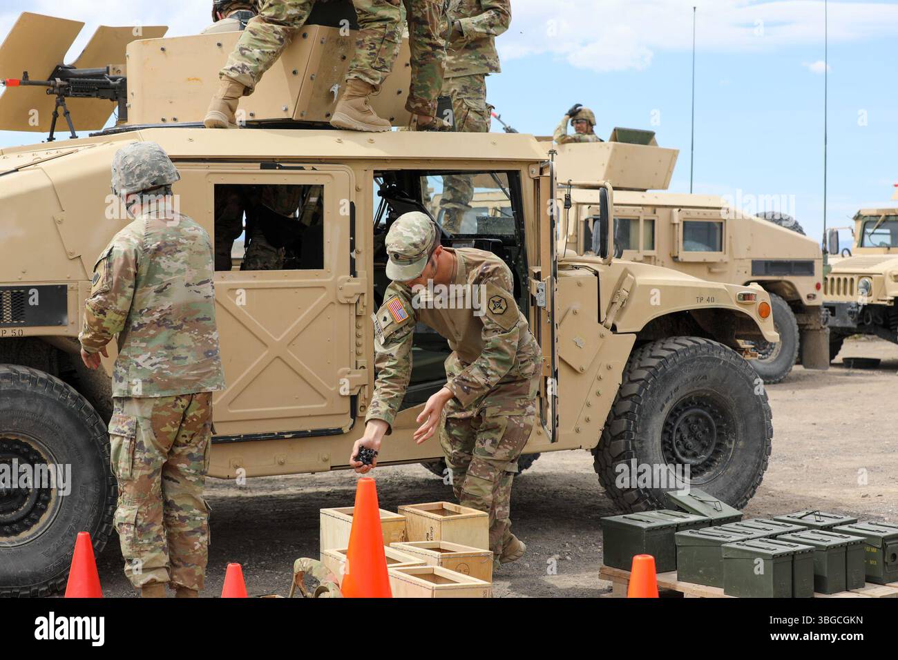 Ein Soldat der US-Armee mit dem 364th Expeditionary Sustainment Command entfernt Munition Messing aus einem Humvee während der Qualifikation für Waffen im Rahmen der Operation Trail Breaker Gunnery im Idaho Combat Training Center, 11. Mai 2025. Die Operation Trail Breaker Gunnery ist eine 364. ESC-Trainingsveranstaltung, die aus Geschütztrupps der 96. Nachhaltigkeitsbrigade, der 652. Regionalen Unterstützungsgruppe und der 654. Regionalen Unterstützungsgruppe besteht, die sich auf die Qualifizierung von Waffen durch Besatzungsmitglieder konzentrieren und gleichzeitig qualifizierte Kader entwickeln, um zukünftige Geschützprogramme im gesamten Kommando zu unterstützen. (Foto der US-Armee von Stockfoto