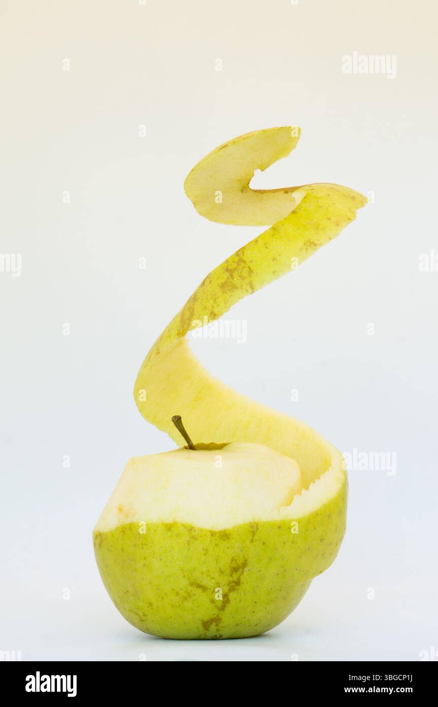 Halbgeschälter Apfel mit der Schale spiralförmig nach oben Stockfoto