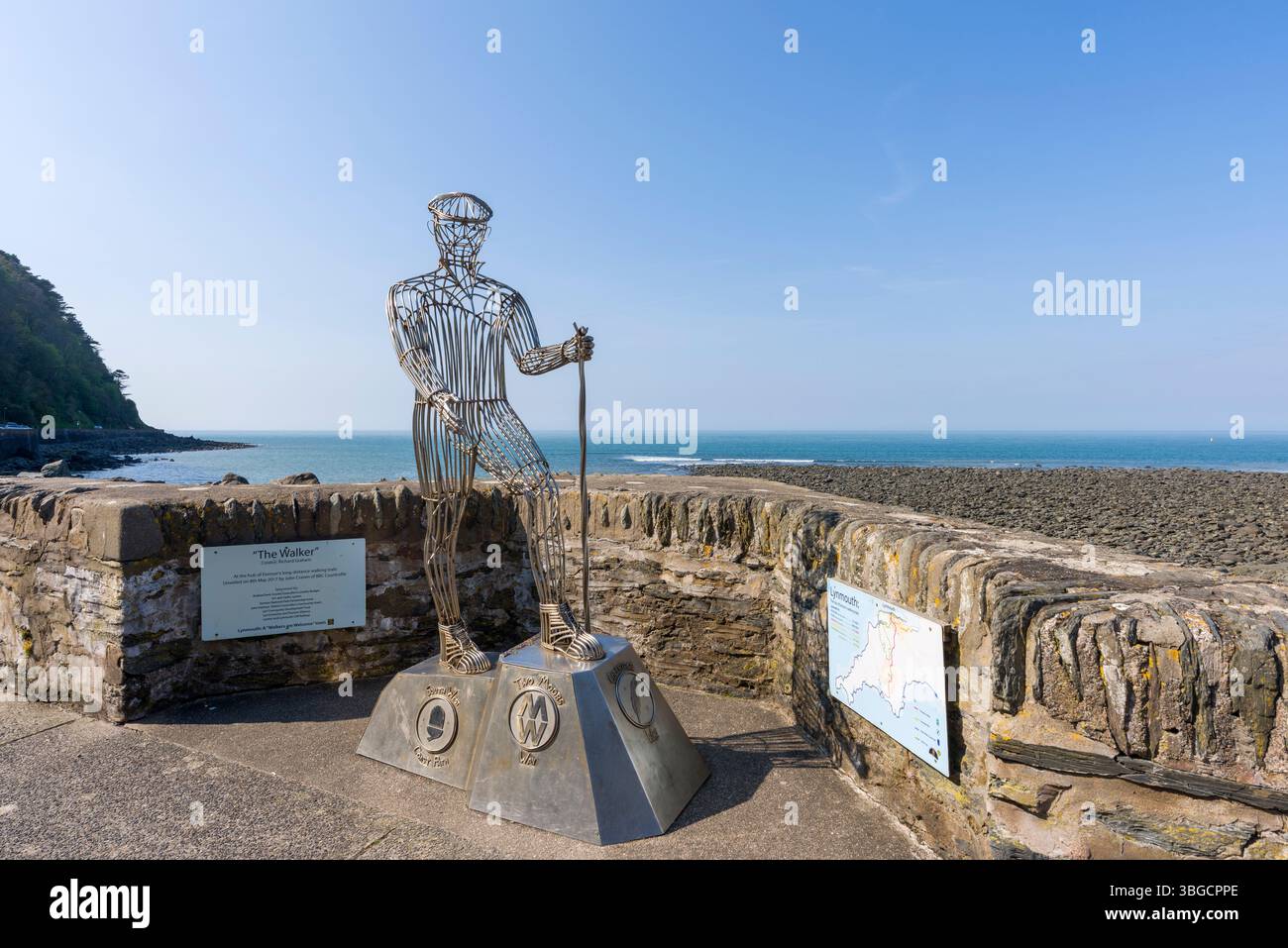Die Walker-Skulptur auf der Esplanade in Lynmouth, Teil des Two Moors Way, Coleridge Way und King Charles III England Coast Path, Exmoor National Park, Devon, England. Stockfoto