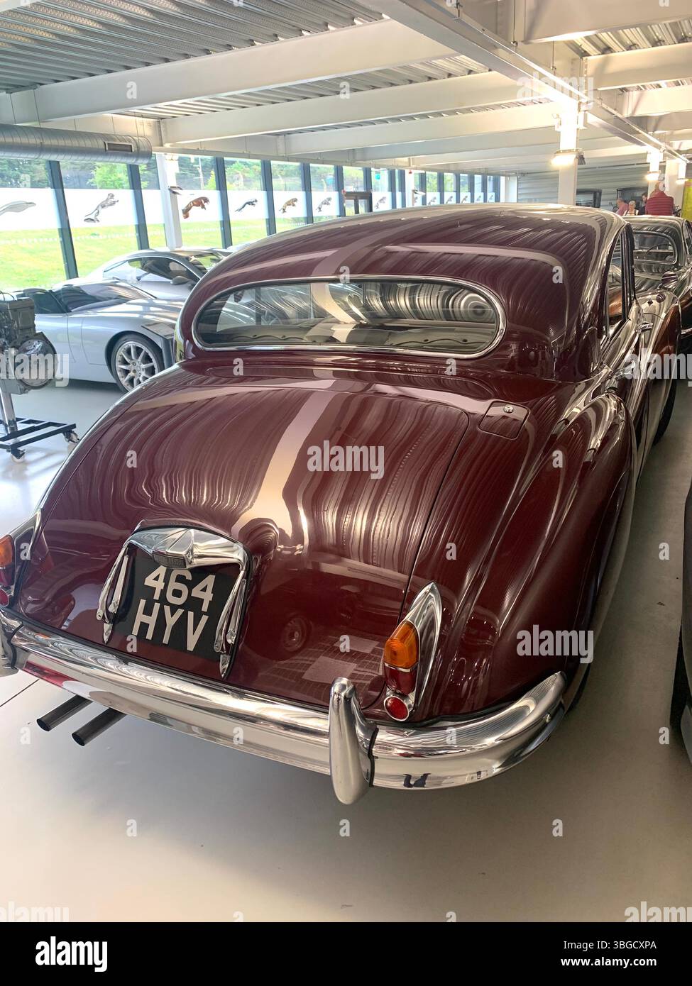 Alte Autos transportieren berühmte britische Autozeitgeschichte historische Art geparkte Motormuseum Sky tv Spots Lichter Kotflügel königliche Auto glänzende Königinnen Fahrzeug - Smartphone-aufgenommenes Stockfoto