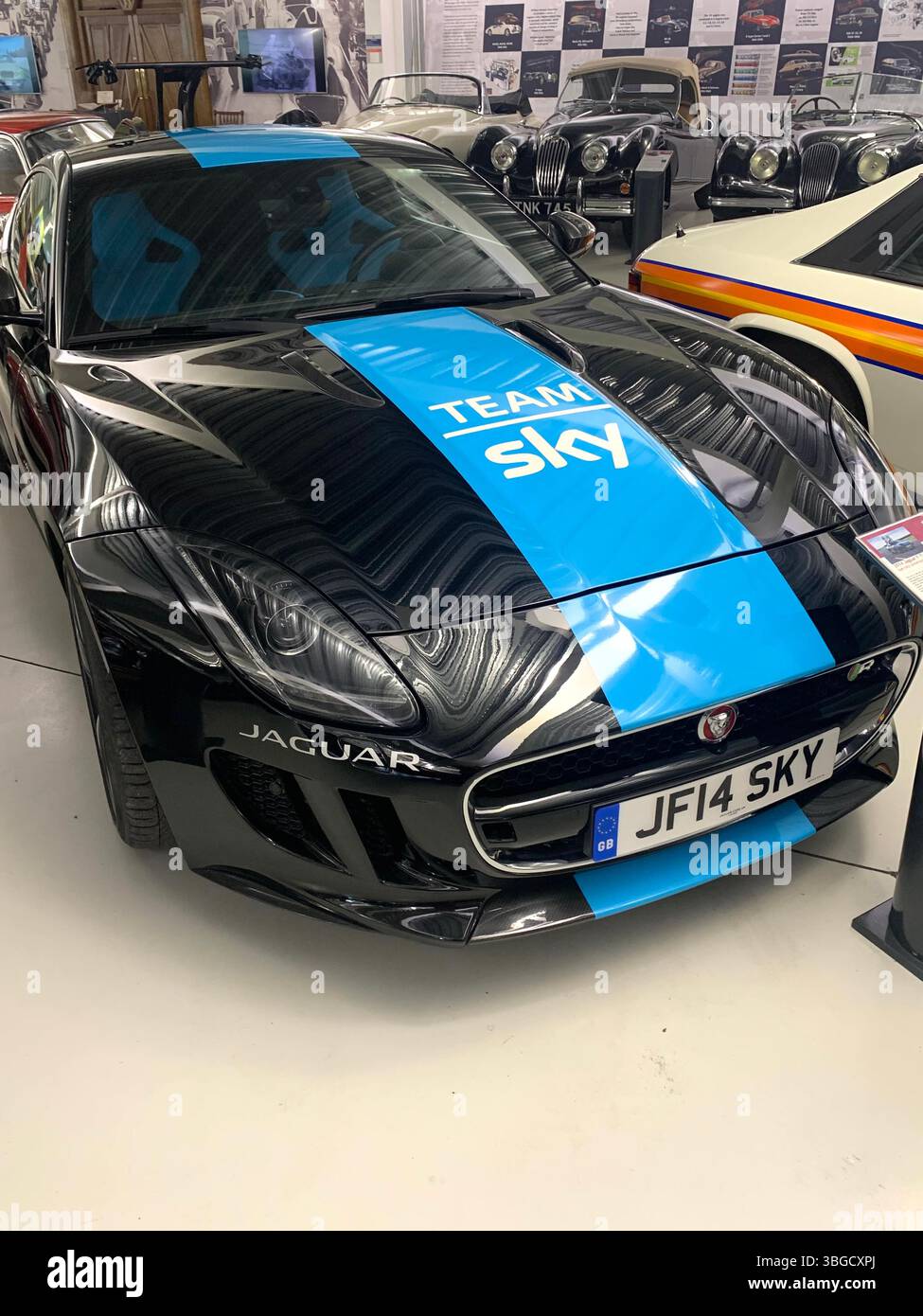 Alte Autos transportieren berühmte britische Autozeitgeschichte historische Art geparkte Motormuseum Sky tv Spots Lichter Kotflügel königliche Auto glänzende Königinnen Fahrzeug - Smartphone-aufgenommenes Stockfoto