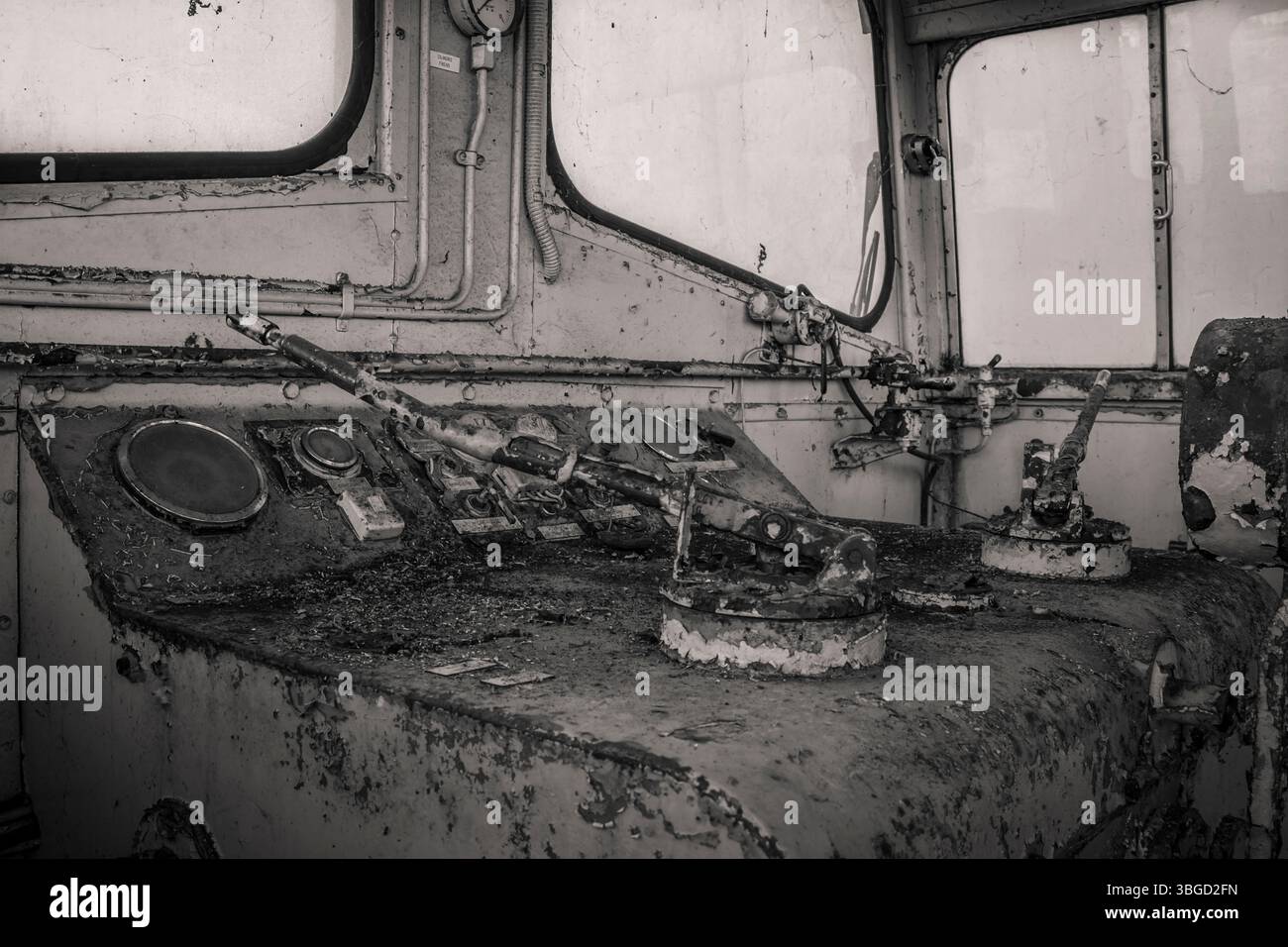 Nahaufnahme von rostigen Hebeln und Schalttafeln in einer verlassenen Zugkabine, die Verfall, Vernachlässigung und den Verlauf der Zeit hervorheben Stockfoto