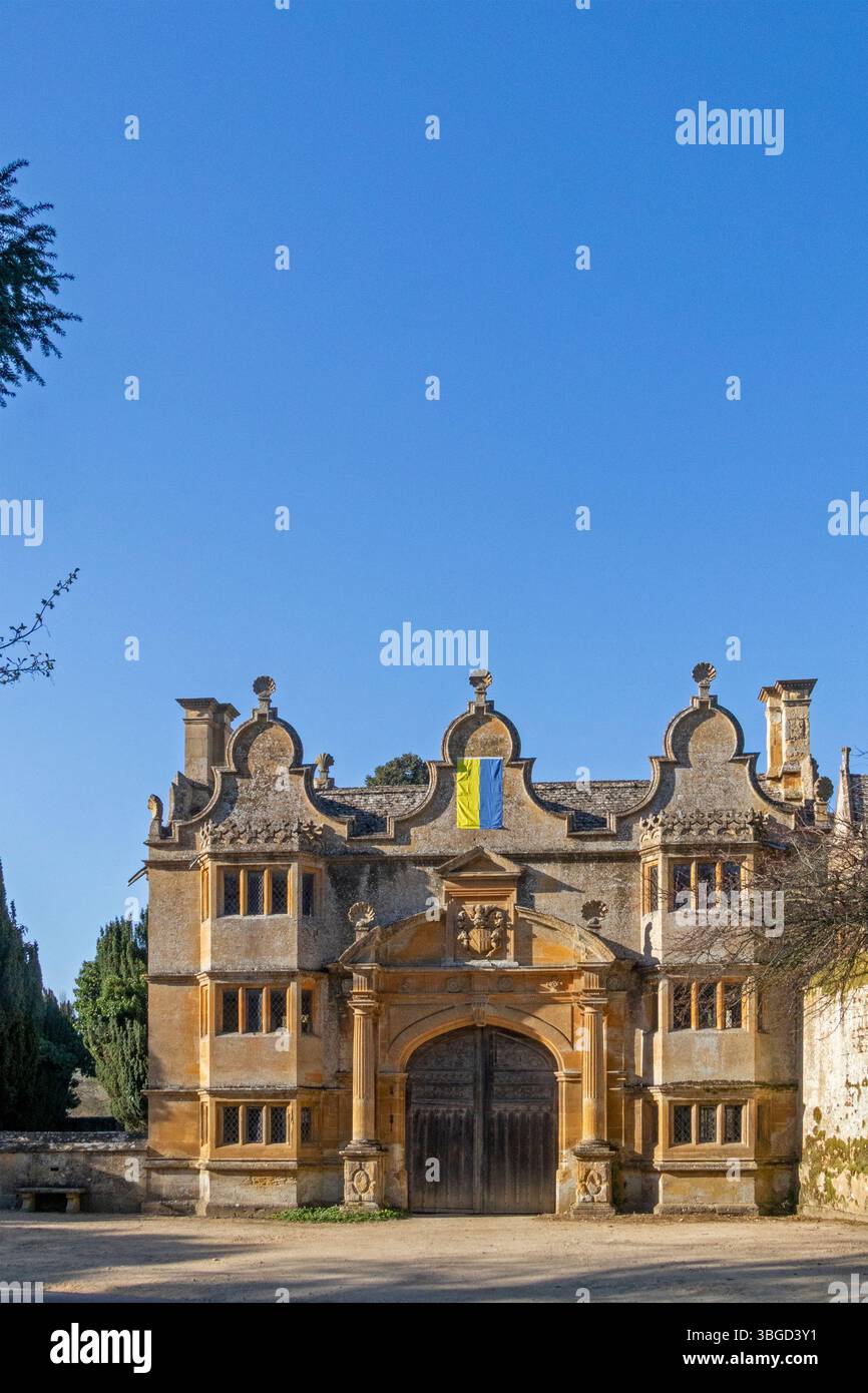 Eingangstor, ukrainische Flagge, Stanway House, Stanway, die Cotswolds, England, Großbritannien Stockfoto