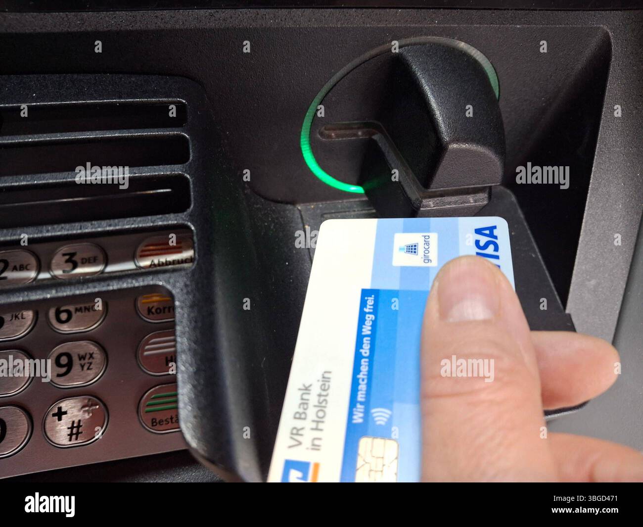 Stockbilder 04/2025 EC Karte am Geldautomat Hamburg Hamburg Deutschland *** Stockfotos 04 2025 EC Karte am Geldautomat Hamburg Hamburg Deutschland Copyright: XLobeca/RalfxHomburgx Stockfoto