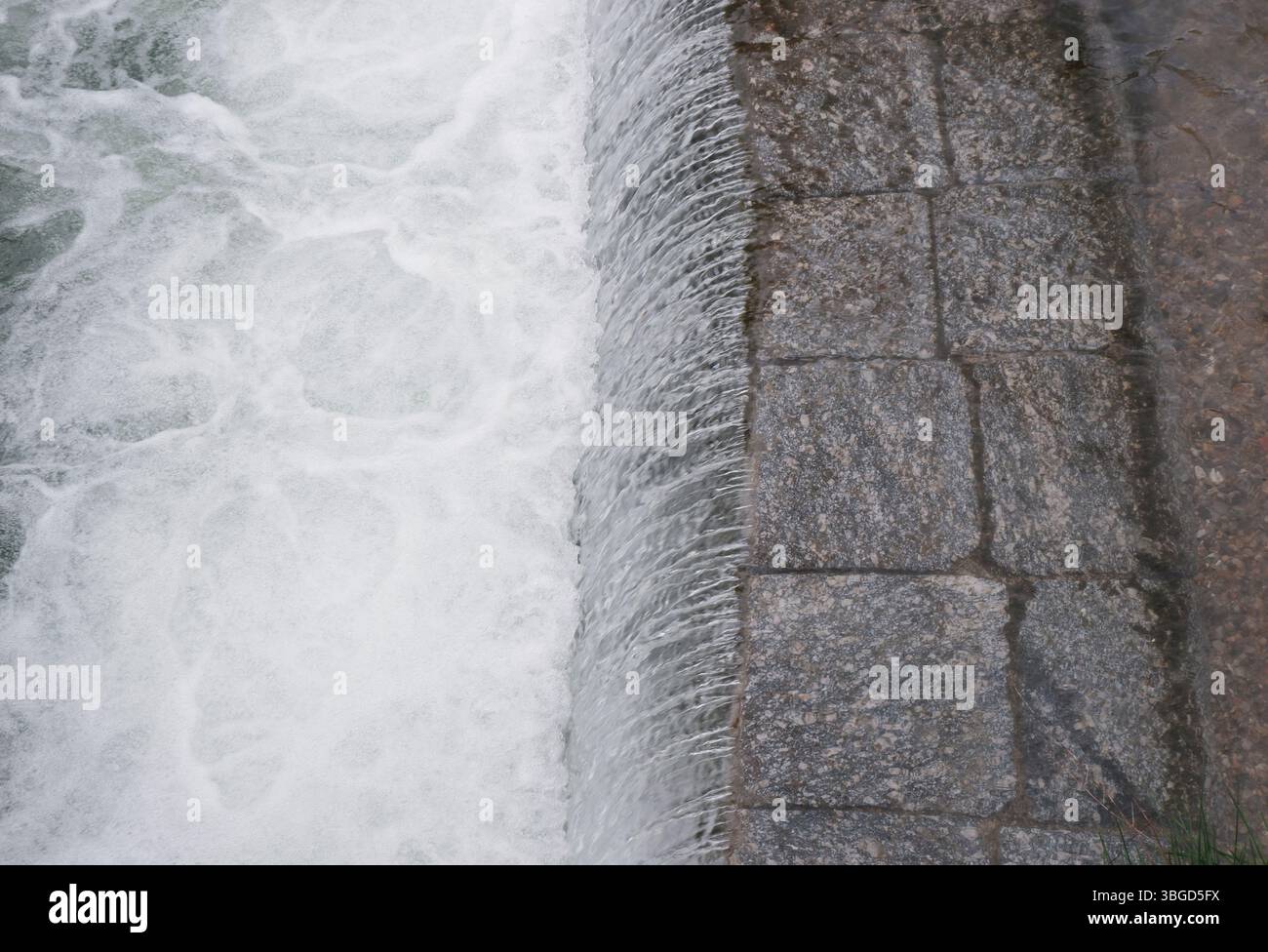 Wasser fließt durch Einen künstlichen Stufenwasserfall Stockfoto