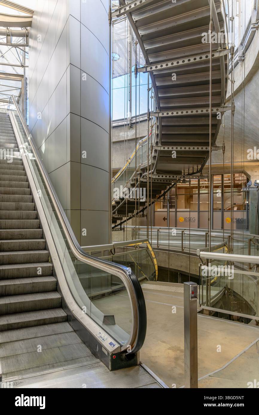 Unter der Arche de la Défense oder La Grande Arche. Rolltreppen nach unten bringen die Besucher schließlich zum Gebäude. Obwohl derzeit für Besucher geschlossen Stockfoto