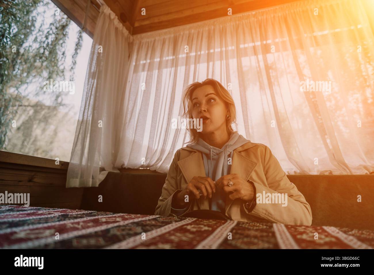 Eine junge Frau in einer gemütlichen Hütte Stockfoto