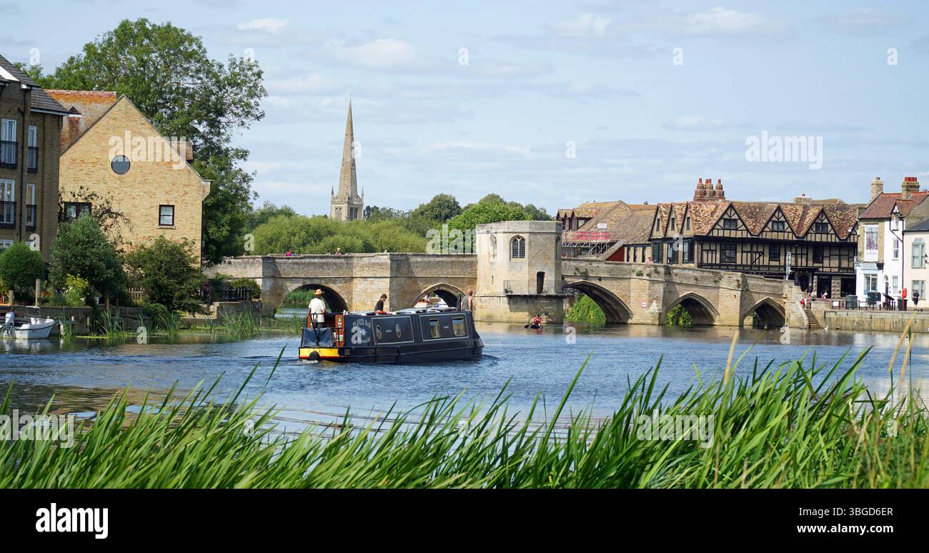Brücke über den Fluss Ouse bei St Ives Cambridgeshire mit schmalem Boot Stockfoto