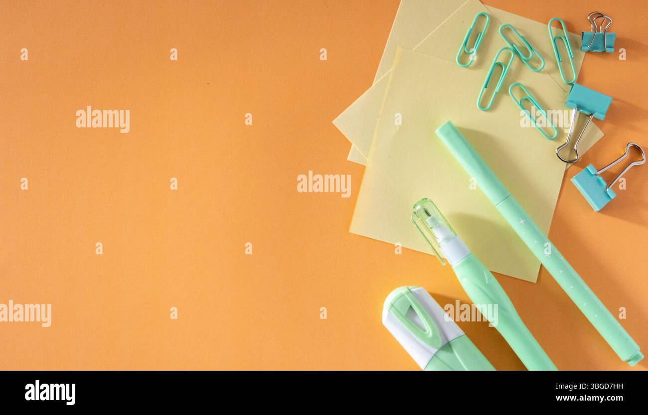 Draufsicht auf coole Schulmaterialien, wie Bleistifte und Markierungen, die auf einem lebendigen Hintergrund angeordnet sind. Stockfoto